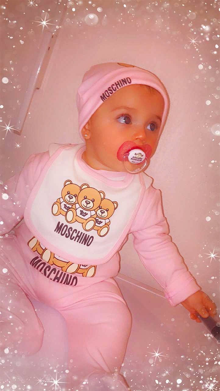 Swaïly a rejoint le concours — aidez-le/la à gagner de superbes lots ! baby, baby_products, baby_toddler_clothing, carmine, cheek, child, font, fun, happy, magenta, orange, peach, person, pink, sleeve, t_shirt, textile, toddler