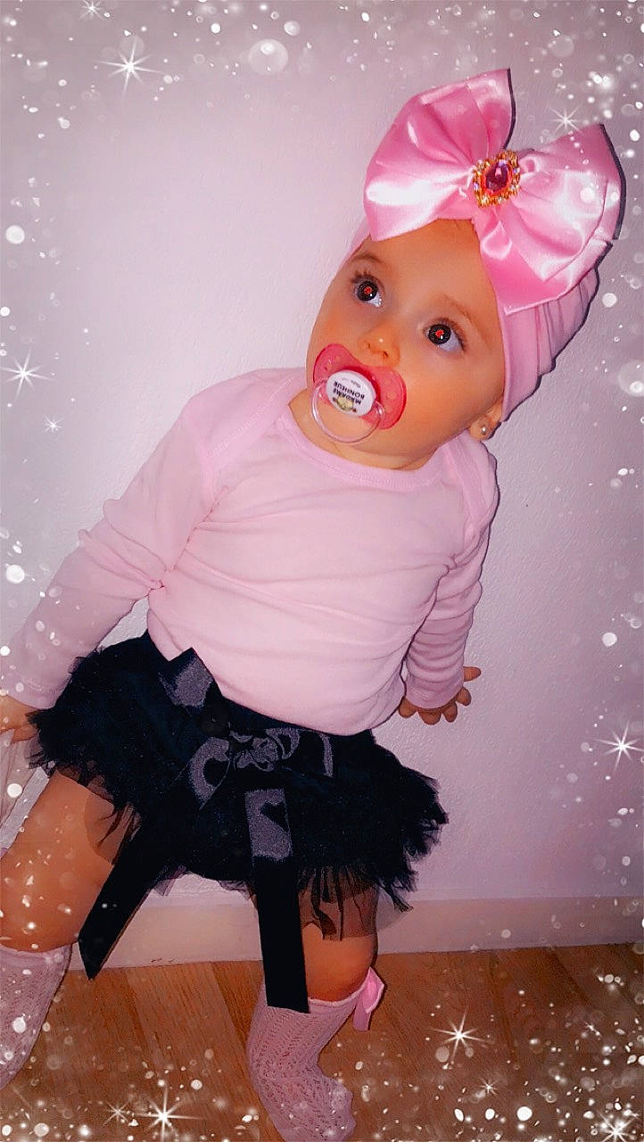 Swaïly participe au concours pour gagner de l'argent avec cette photo : baby_toddler_clothing, child, costume, costume_accessory, costume_hat, event, fashion_accessory, fictional_character, fur, headgear, headwear, human_leg, magenta, party_supply, peach, person, petal, pink, shorts, surprise