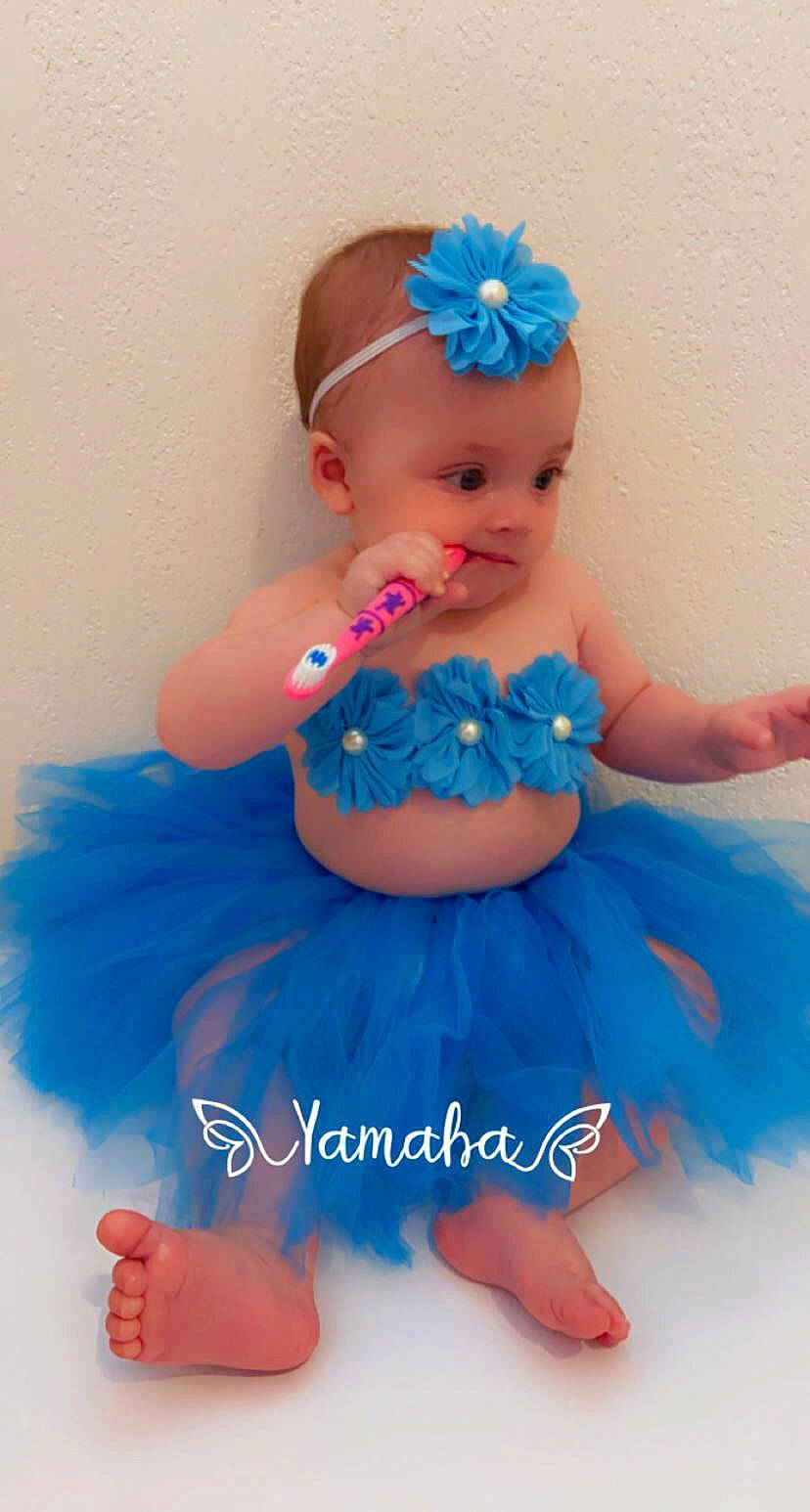 Swaïly a rejoint le concours — aidez-le/la à gagner de superbes lots ! aqua, baby_toddler_clothing, blue, child, day_dress, dress, electric_blue, finger, happy, headpiece, iris, magenta, orange, person, pink, purple, skin, sleeve, toddler, violet