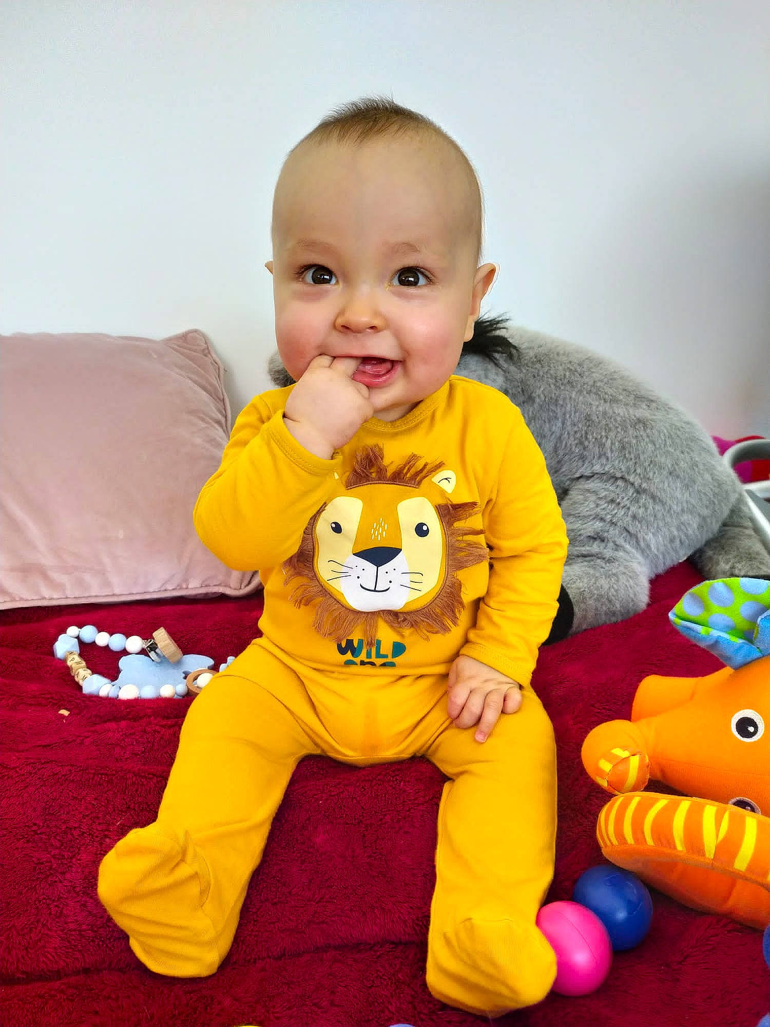 Noham participe au concours pour gagner de l'argent avec cette photo : arm, baby, baby_playing_with_toys, baby_products, baby_toddler_clothing, cheek, comfort, flooring, fun, hand, happy, head, joy, orange, person, sitting, skin, sleeve, smile, t_shirt