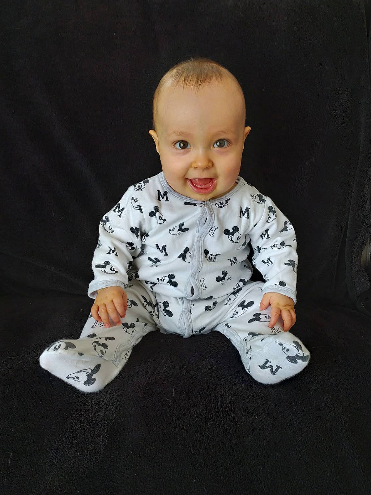 Noham a rejoint le concours — aidez-le/la à gagner de superbes lots ! baby, baby_toddler_clothing, cheek, child, collar, comfort, eye, flash_photography, flooring, happy, head, human_body, pattern, person, portrait_photography, sitting, sleeve, smile, t_shirt, toddler