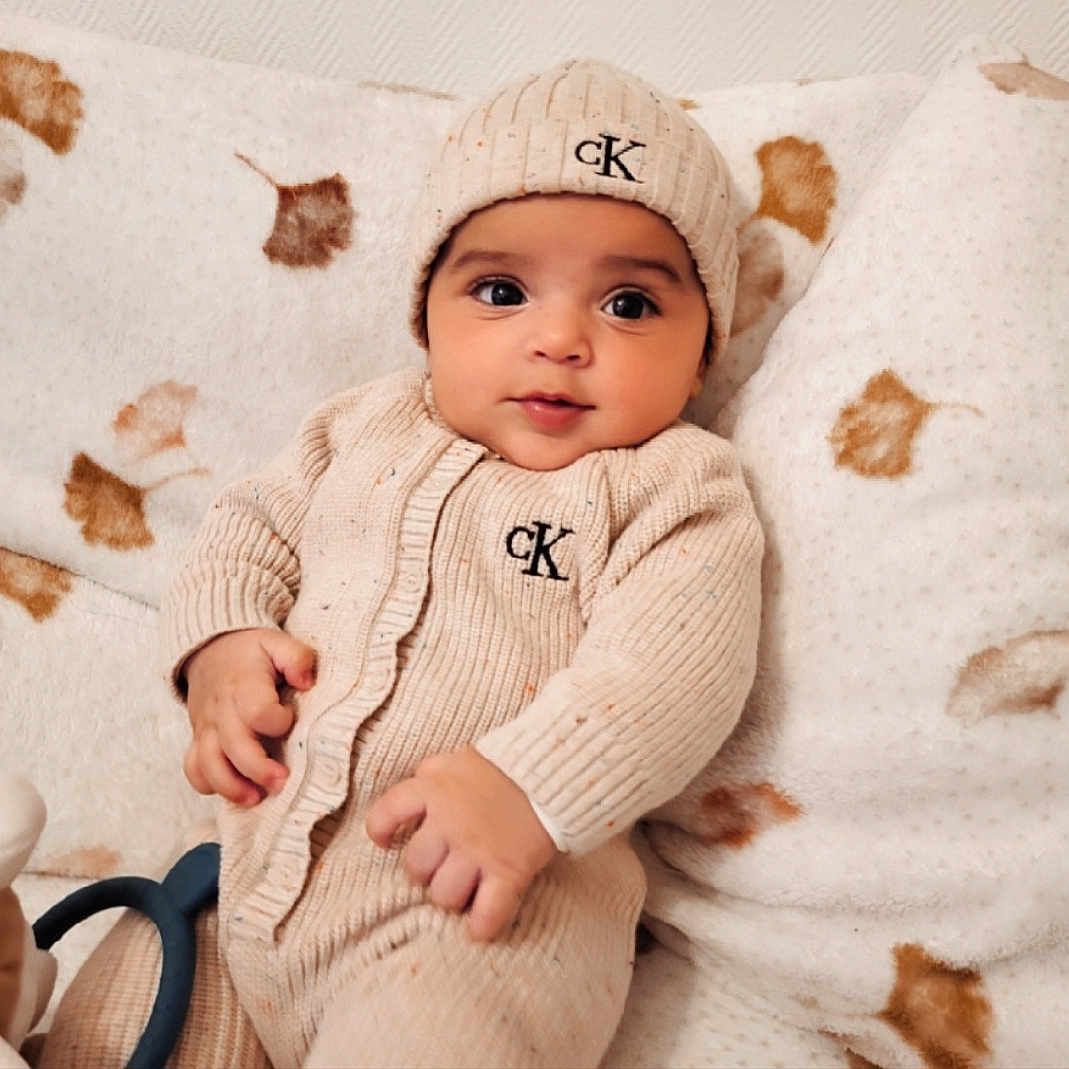 Lorenzo participe au concours pour gagner de l'argent avec cette photo : baby, beanie, blanket, bodypart, bonnet, cap, clothing, face, finger, hand, happy, hat, head, knitwear, newborn, person, photography, portrait, smile, sweater