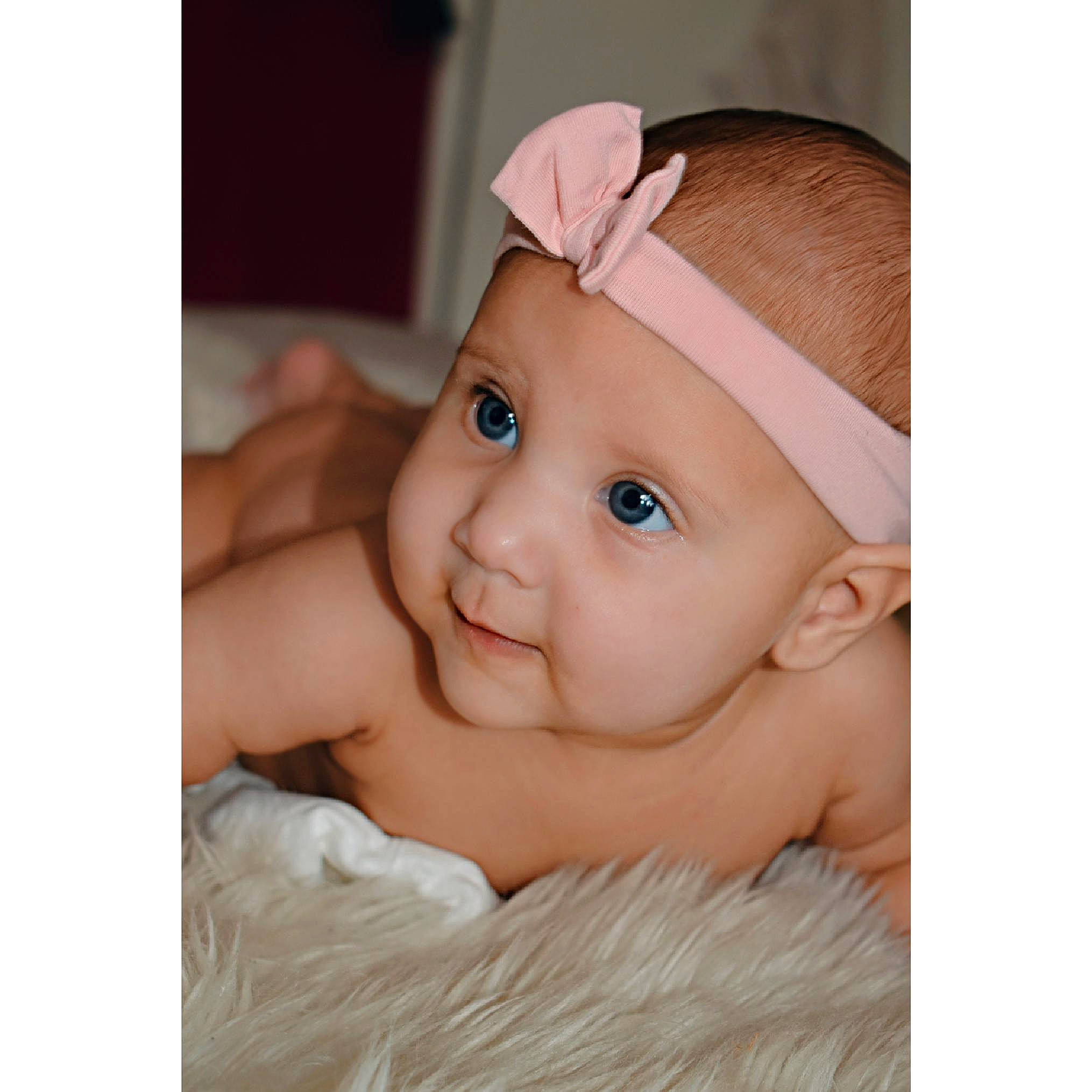 Yléana a rejoint le concours — aidez-le/la à gagner de superbes lots ! baby, beauty, beige, cheek, child, ear, eye, eyebrow, face, forehead, hair_accessory, head, headband, headgear, iris, lip, person, photography, pink, skin