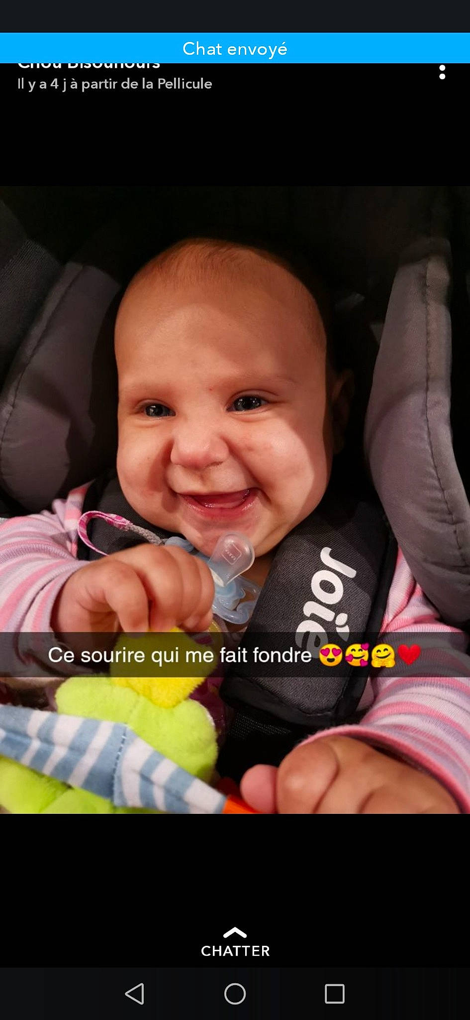 Yléana a rejoint le concours — aidez-le/la à gagner de superbes lots ! baby, baby_in_car_seat, baby_laughing, cheek, child, facial_expression, finger, gesture, hand, happy, joy, nose, person, photo_caption, sitting, smile, thumb, toddler