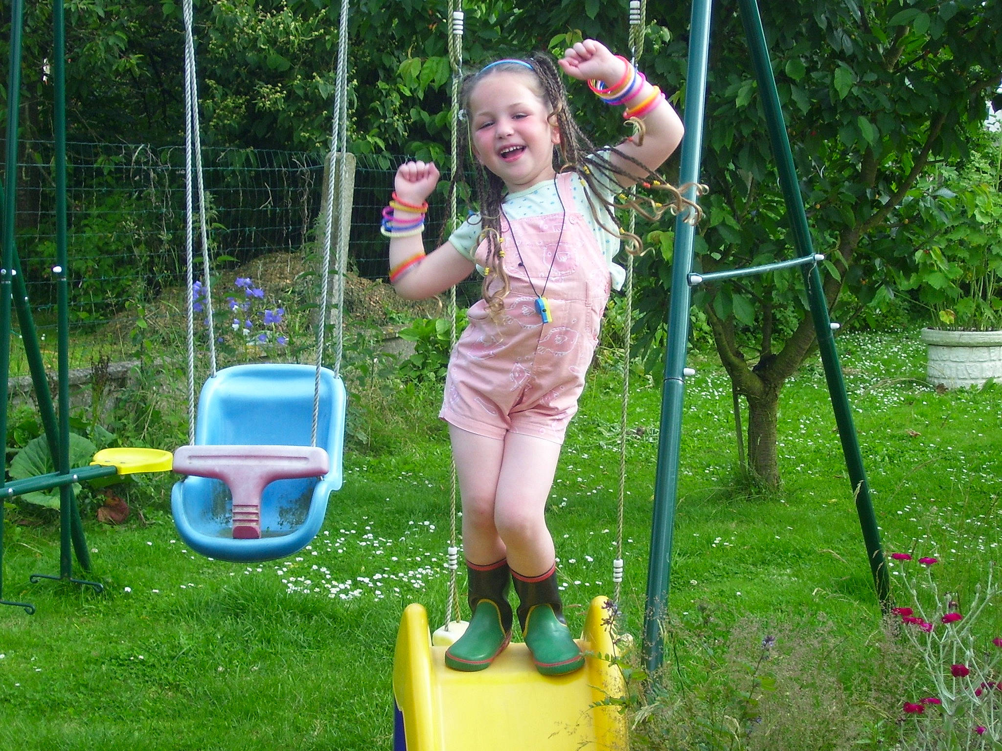 Eléna participe au concours pour gagner de l'argent avec cette photo : fun, joy, outdoor_play_equipment, person, play, playground, public_space, recreation, swing