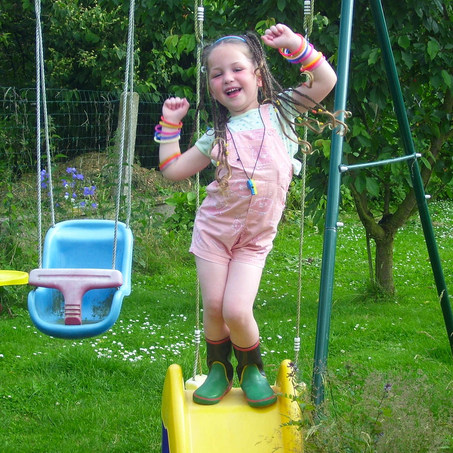 Eléna participe au concours pour gagner de l'argent avec cette photo : fun, joy, outdoor_play_equipment, person, play, playground, public_space, recreation, swing