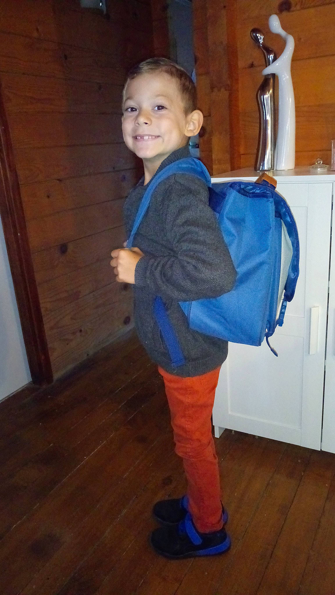 Nohlan a rejoint le concours — aidez-le/la à gagner de superbes lots ! arm, blue, child, clothing, costume, day, electric_blue, floor, flooring, footwear, fun, jeans, joint, joy, leg, outerwear, person, product, shoulder, standing