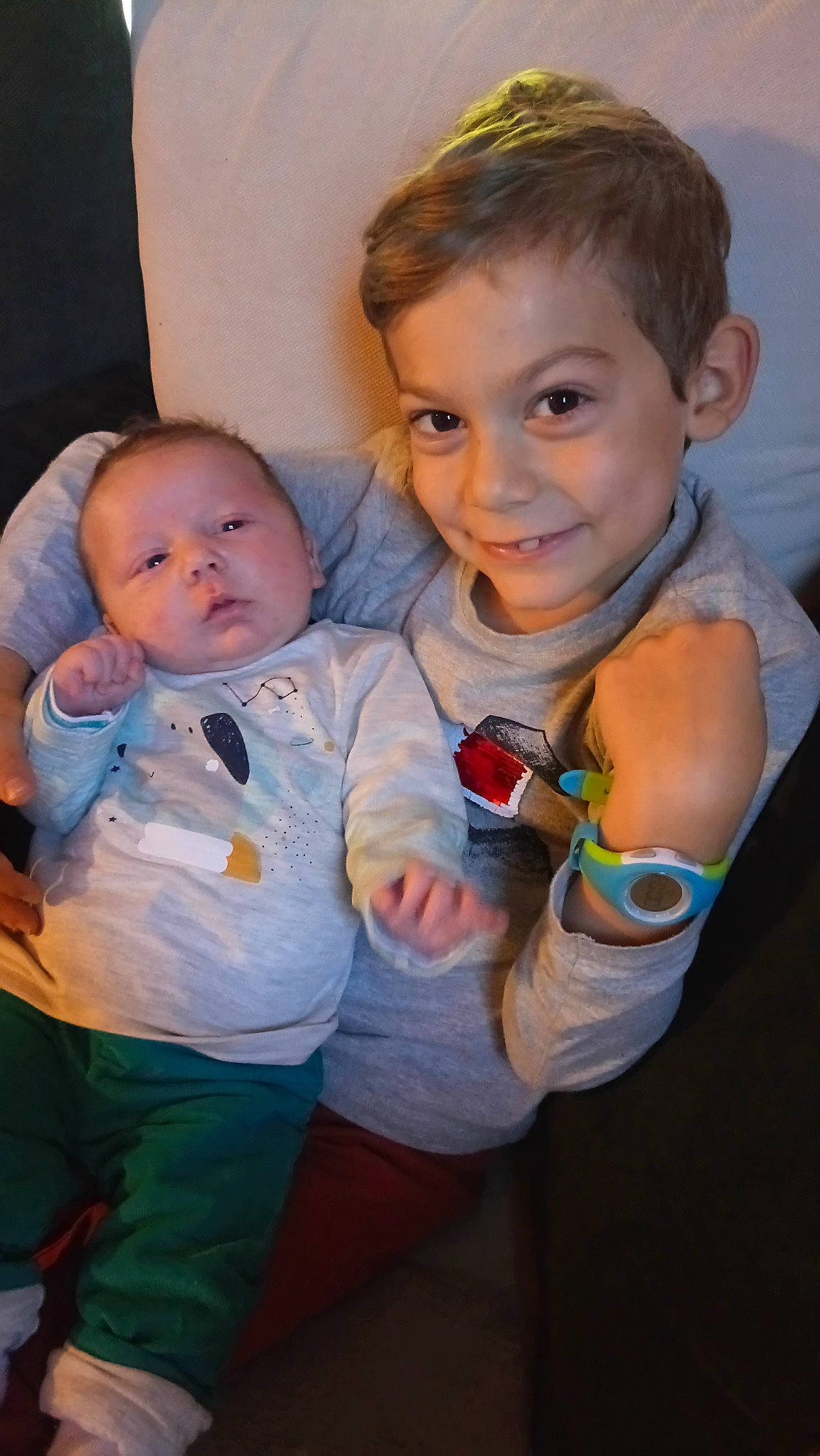 Nohlan participe au concours pour gagner de l'argent avec cette photo : arm, baby_products, boy, cheek, child, day, eye, fun, head, infant, iris, joy, mother, person, play, product, sibling, sitting, skin, smile