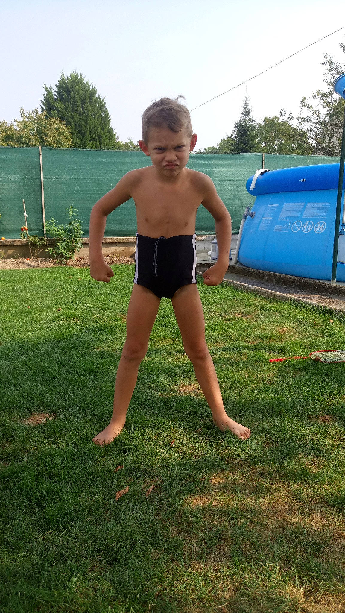 Nohlan a rejoint le concours — aidez-le/la à gagner de superbes lots ! anger, arm, barefoot, endurance_sports, fun, girl, grass, joint, leg, leisure, male, muscle, person, shorts, shoulder, sorrow, summer, swimwear, thigh, triathlon