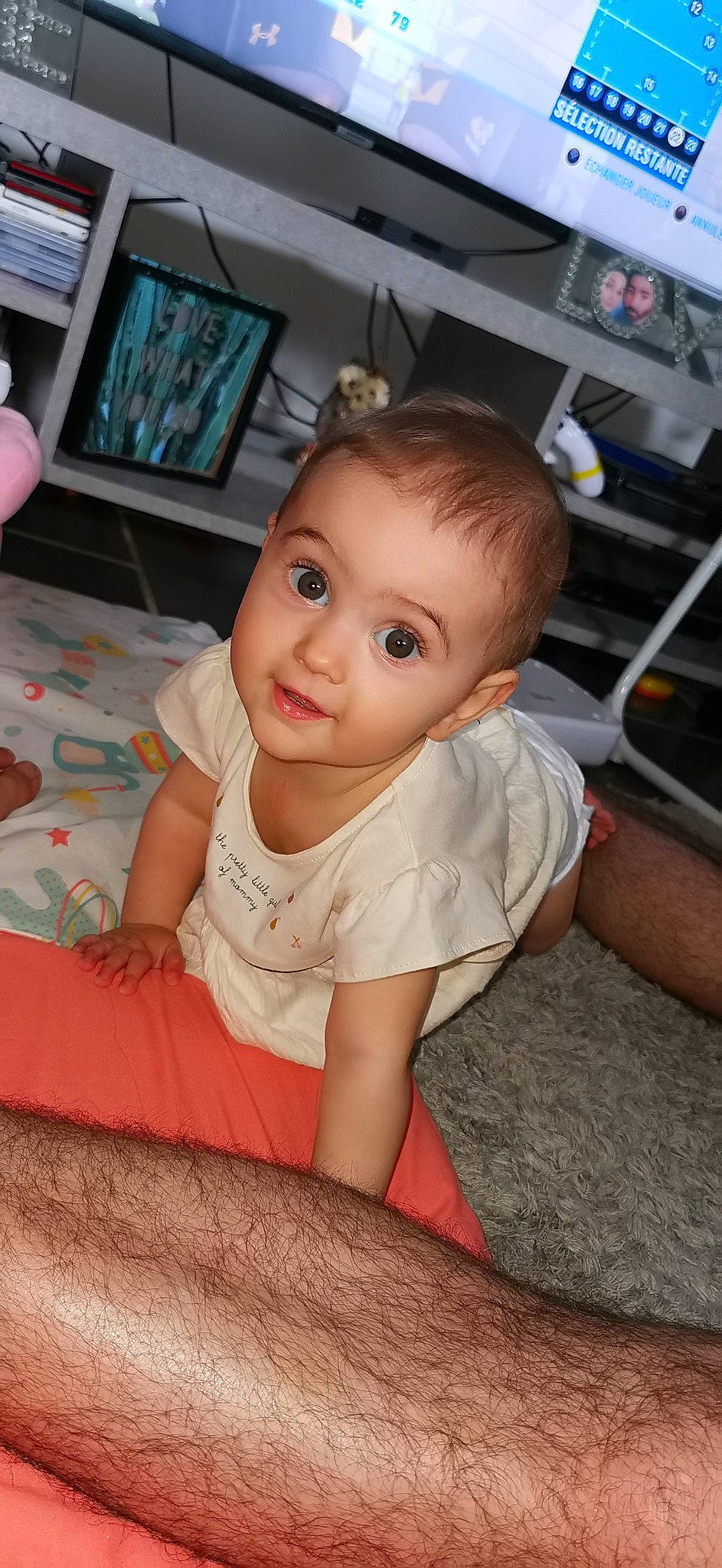 Lya a rejoint le concours — aidez-le/la à gagner de superbes lots ! baby, baby_toddler_clothing, cheek, child, chin, eyebrow, facial_expression, finger, flash_photography, floor, flooring, happy, home_appliance, iris, nose, person, pink, skin, smile, toddler