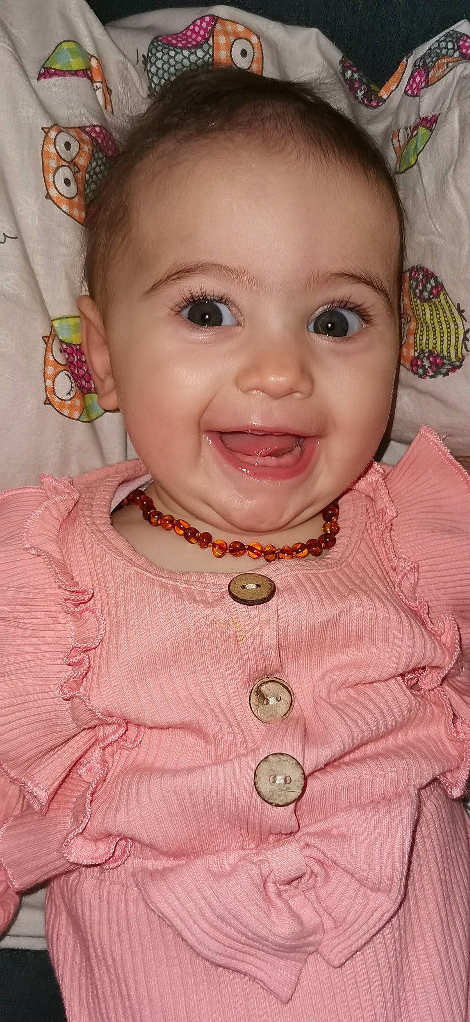 Lya participe au concours pour gagner de l'argent avec cette photo : baby, baby_toddler_clothing, cheek, chin, clothing, eye, eyelash, forehead, happy, human_body, iris, joy, lip, neck, nose, person, pink, product, skin, sleeve