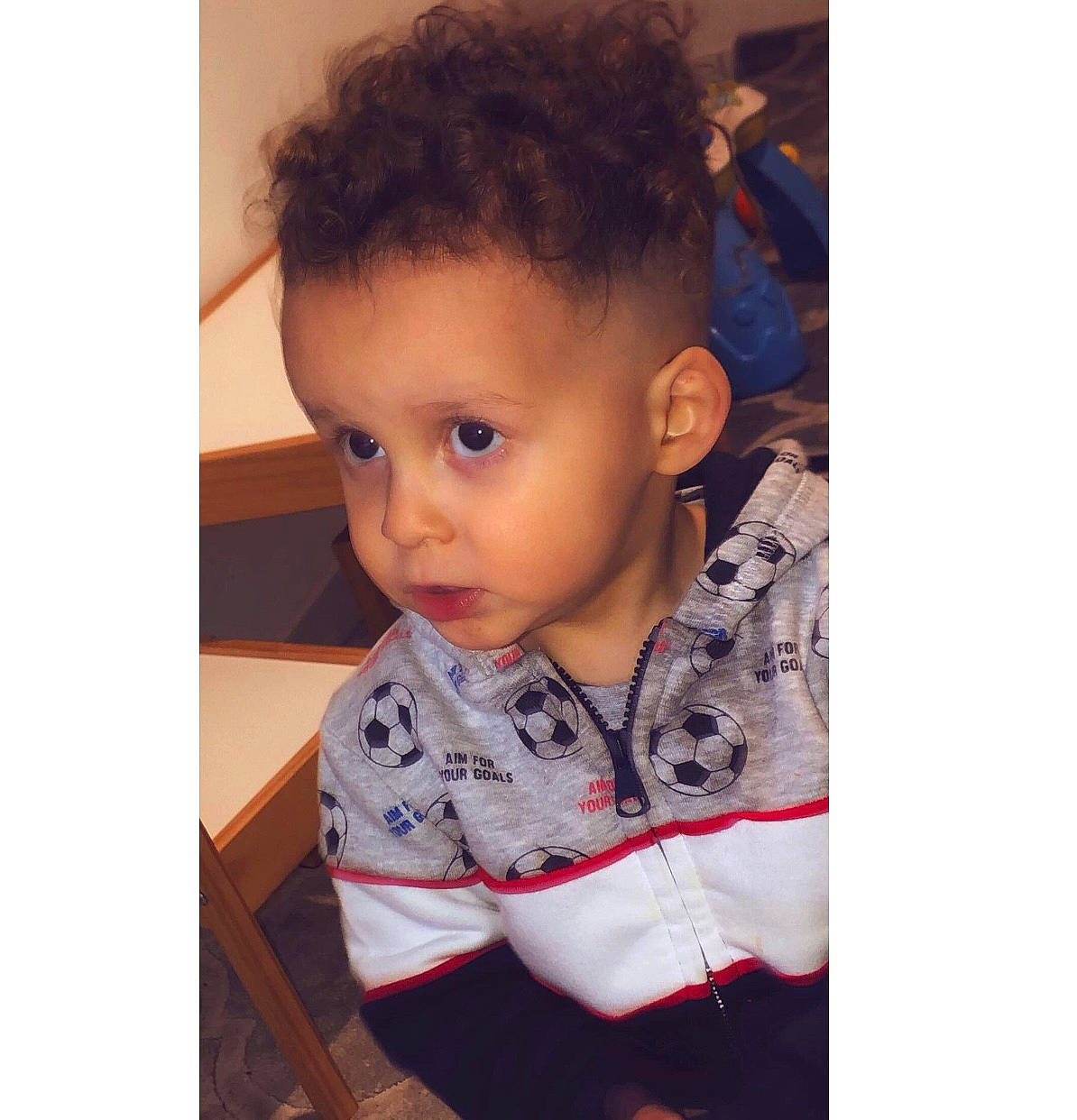 Kaïs a rejoint le concours — aidez-le/la à gagner de superbes lots ! baby_toddler_clothing, cheek, chin, collar, comfort, cool, dress_shirt, ear, eyelash, happy, head, iris, neck, nose, pattern, person, shirt, shoulder, sleeve, t_shirt