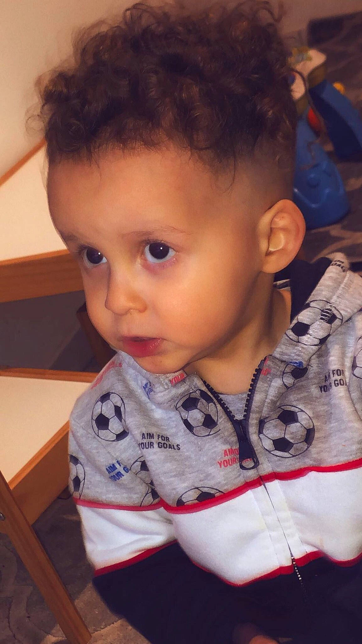 Kaïs a rejoint le concours — aidez-le/la à gagner de superbes lots ! baby_toddler_clothing, cheek, chin, collar, cool, eyebrow, eyelash, facial_expression, forehead, hairstyle, head, iris, lip, mouth, neck, nose, person, skin, sleeve, standing