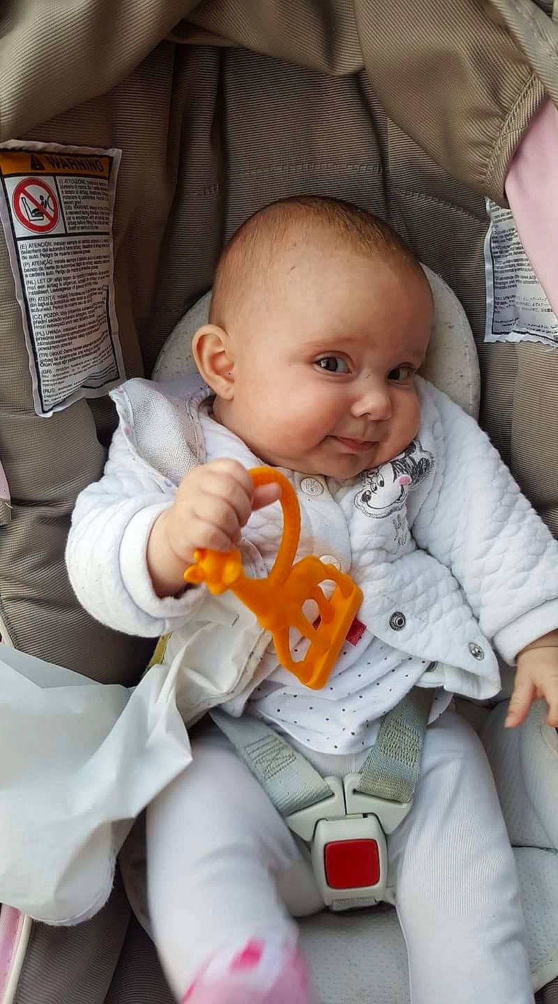 Zaya participe au concours pour gagner de l'argent avec cette photo : baby_carriage, baby_products, car_seat, child, infant, iris, person, product, skin, textile, toddler, toy