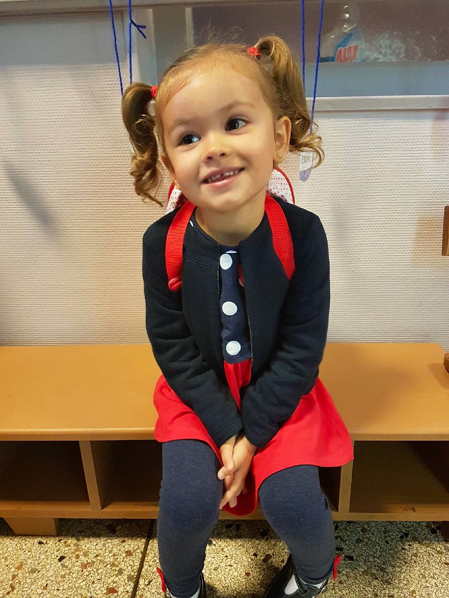 Lola a rejoint le concours — aidez-le/la à gagner de superbes lots ! child, fun, girl, joy, outerwear, person, product, shoulder, smile, standing, toddler, uniform