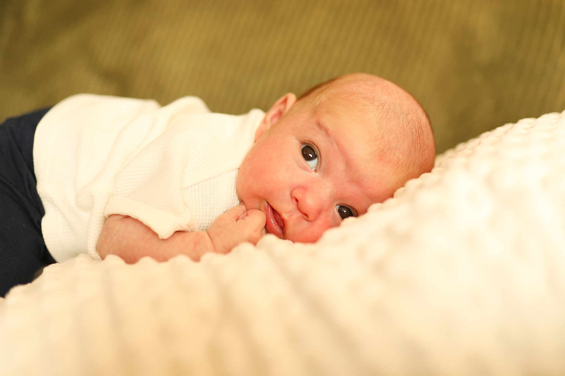 Sacha a rejoint le concours — aidez-le/la à gagner de superbes lots ! baby, infant, face, eyes, hand, blanket, white_clothing, lying_down, soft_texture, close_up, skin, head, cute, newborn, indoors, warm_lighting, portrait, young_child, baby_boy, curious