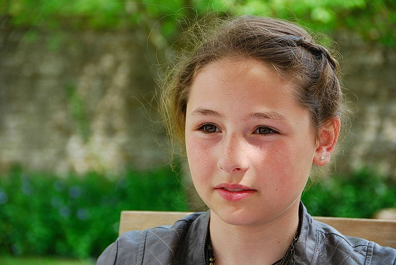 Mira a rejoint le concours — aidez-le/la à gagner de superbes lots ! brown_hair, chin, collar, ear, eyebrow, eyelash, forehead, hairstyle, jaw, lip, mammal, neck, person, plaid, portrait, portrait_photography, throat