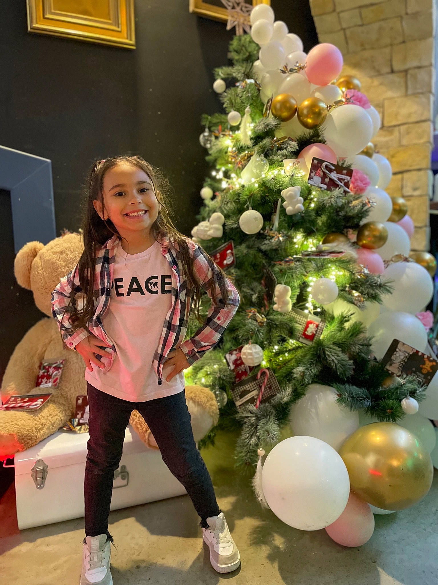 Nina participe au concours pour gagner de l'argent avec cette photo : balloon, boot, christmas, christmas_decoration, christmas_eve, christmas_ornament, christmas_tree, event, fun, happy, holiday, holiday_ornament, joy, ornament, party_supply, person, plant, sandal, shoe, toddler