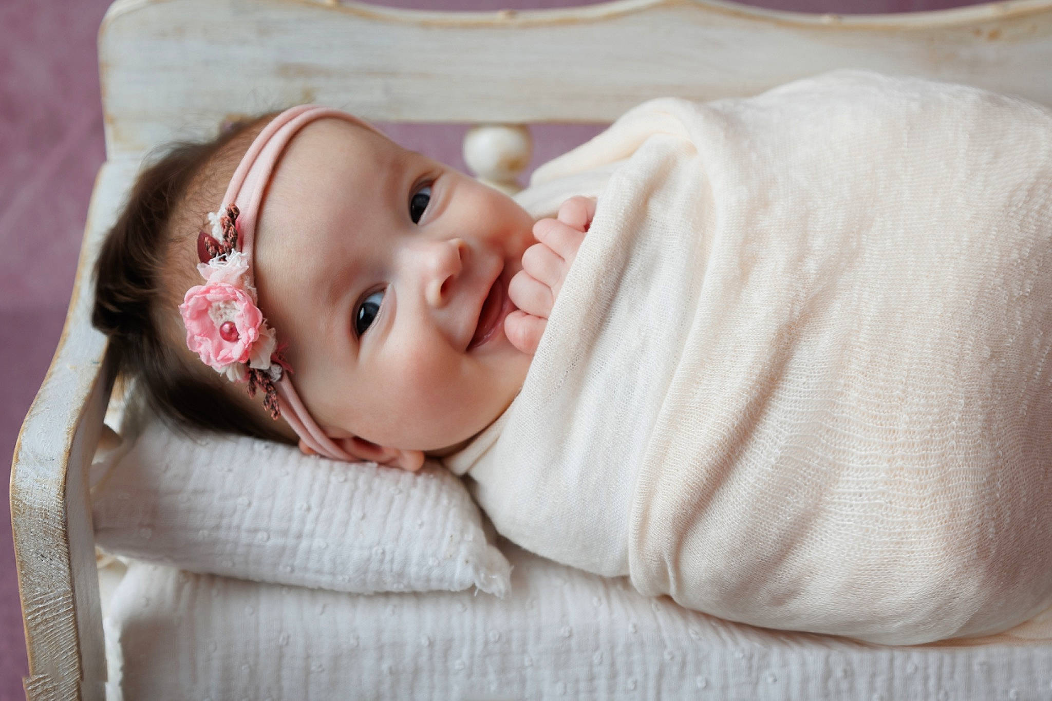 Emmy participe au concours pour gagner de l'argent avec cette photo : baby, baby_toddler_clothing, cheek, child, comfort, eye, eyebrow, eyelash, face, flash_photography, happy, hat, headgear, headwear, linens, lip, nose, person, skin, sleeve