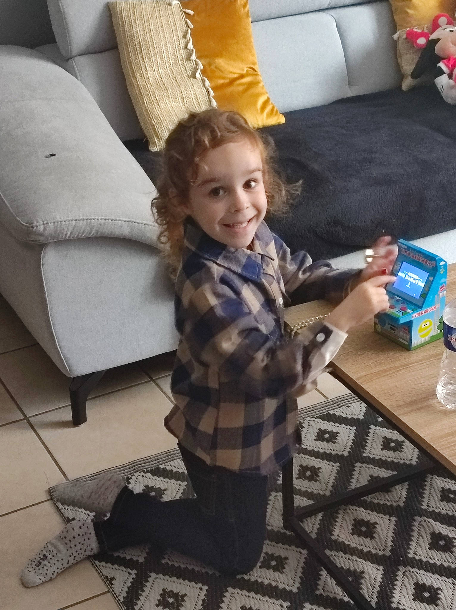 Ilyana a rejoint le concours — aidez-le/la à gagner de superbes lots ! beauty, comfort, couch, floor, flooring, furniture, hairstyle, happy, interior_design, joy, living_room, person, photograph, pillow, room, smile, snapshot, table, textile, toddler