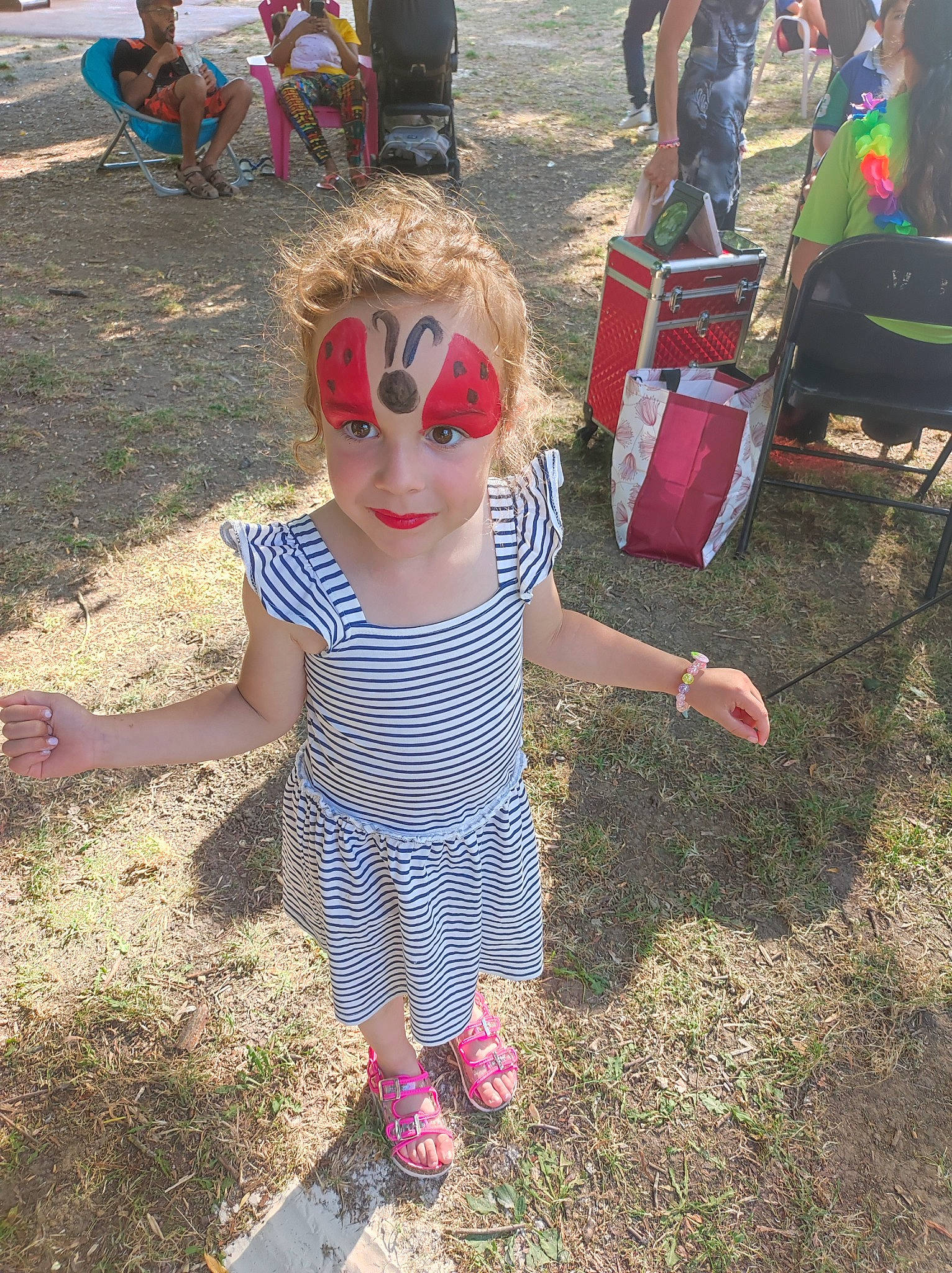Ilyana participe au concours pour gagner de l'argent avec cette photo : adaptation, child, eyewear, fun, grass, happy, headwear, joy, leisure, morning, nature, people, people_in_nature, person, personal_protective_equipment, pink, play, public_space, recreation, shorts