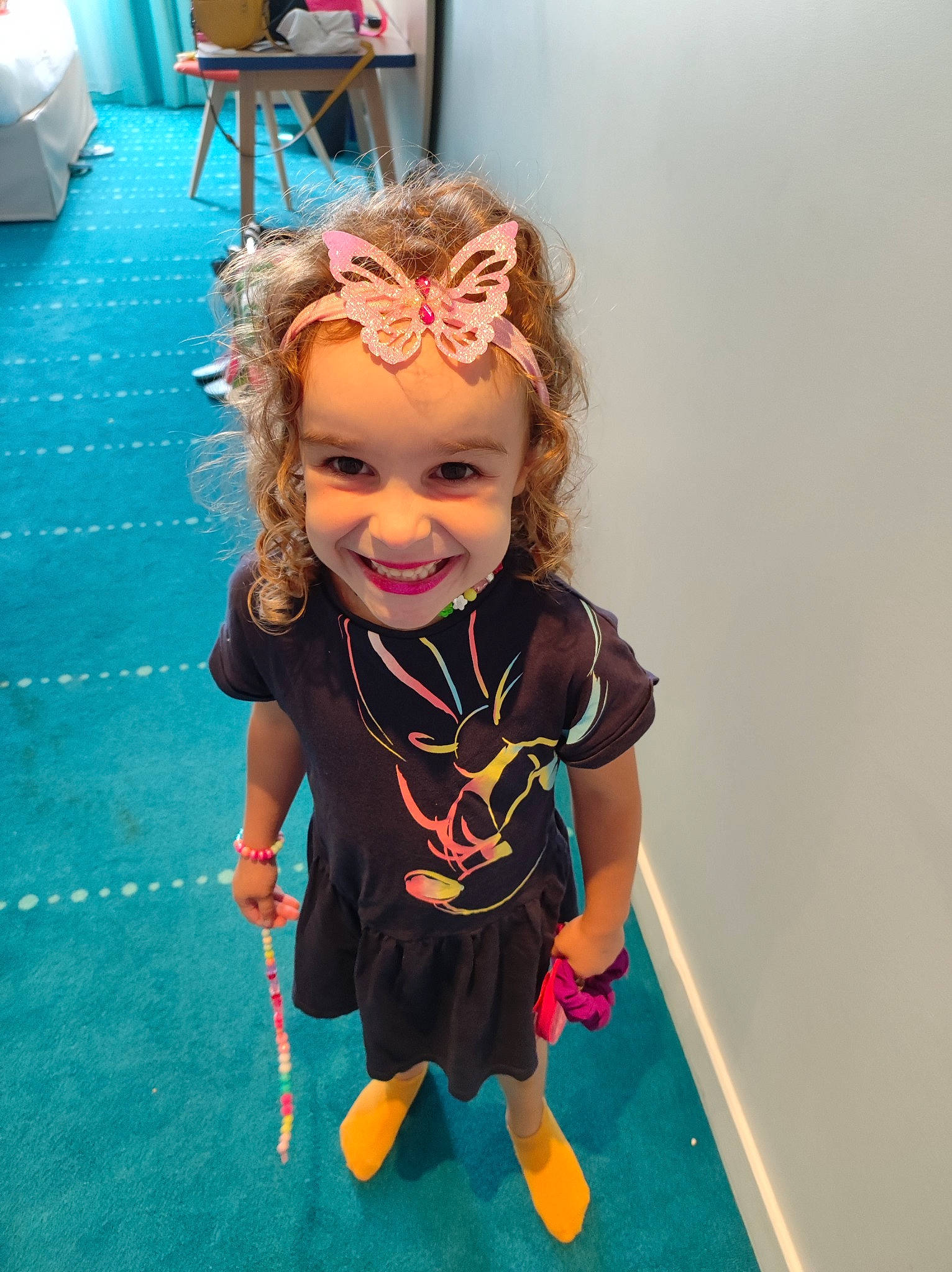 Ilyana a rejoint le concours — aidez-le/la à gagner de superbes lots ! child, costume, electric_blue, floor, flooring, fun, happy, headwear, human_body, human_leg, joint, joy, knee, leg, leisure, person, personal_protective_equipment, recreation, room, sitting