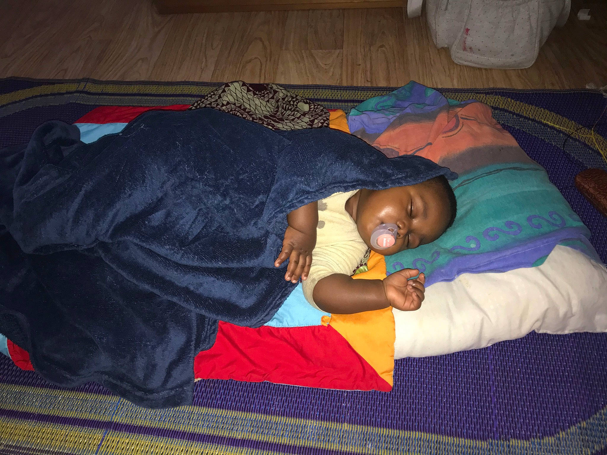 Loïk participe au concours pour gagner de l'argent avec cette photo : baby, baby_products, baby_sleeping, bed, bed_sheet, bedding, bedtime, blanket, carmine, child, comfort, electric_blue, hospital, linens, nap, person, room, sleep, toddler