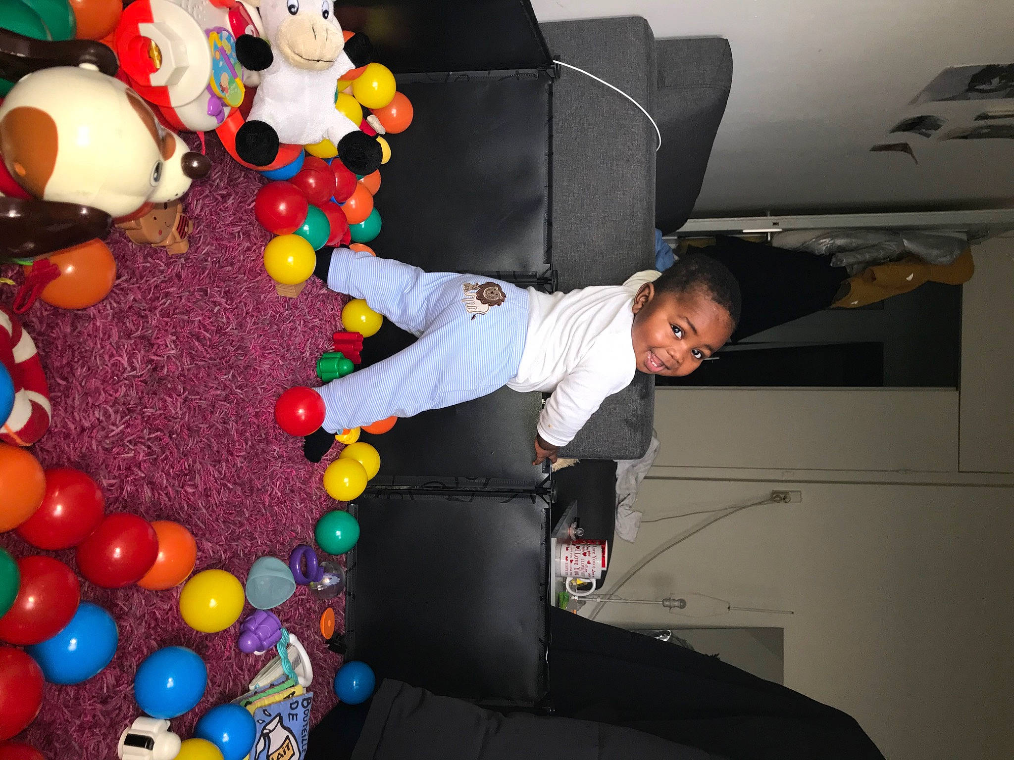 Loïk participe au concours pour gagner de l'argent avec cette photo : ball, balloon, black, child, event, fun, happy, joy, leisure, party, party_supply, person, play, recreation, room, snapshot, space, stuffed_toy, t_shirt, toy