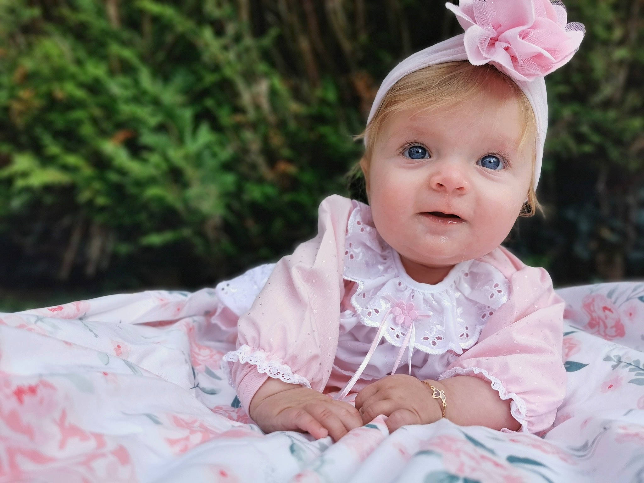 Esmée a rejoint le concours — aidez-le/la à gagner de superbes lots ! baby, baby_toddler_clothing, cheek, dress, embellishment, eye, face, flash_photography, grass, happy, head, iris, lip, outerwear, person, pink, plant, skin, sleeve, smile