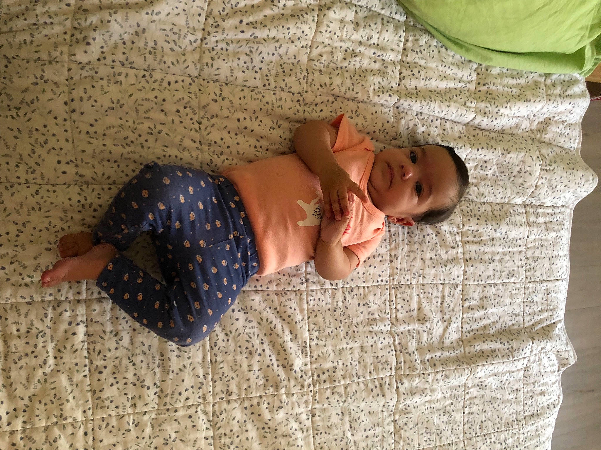 Maria a rejoint le concours — aidez-le/la à gagner de superbes lots ! abdomen, baby, baby_toddler_clothing, comfort, elbow, flooring, fun, glasses, grass, head, human_body, human_leg, leg, linens, pattern, person, sleeve, thigh, toddler, trunk