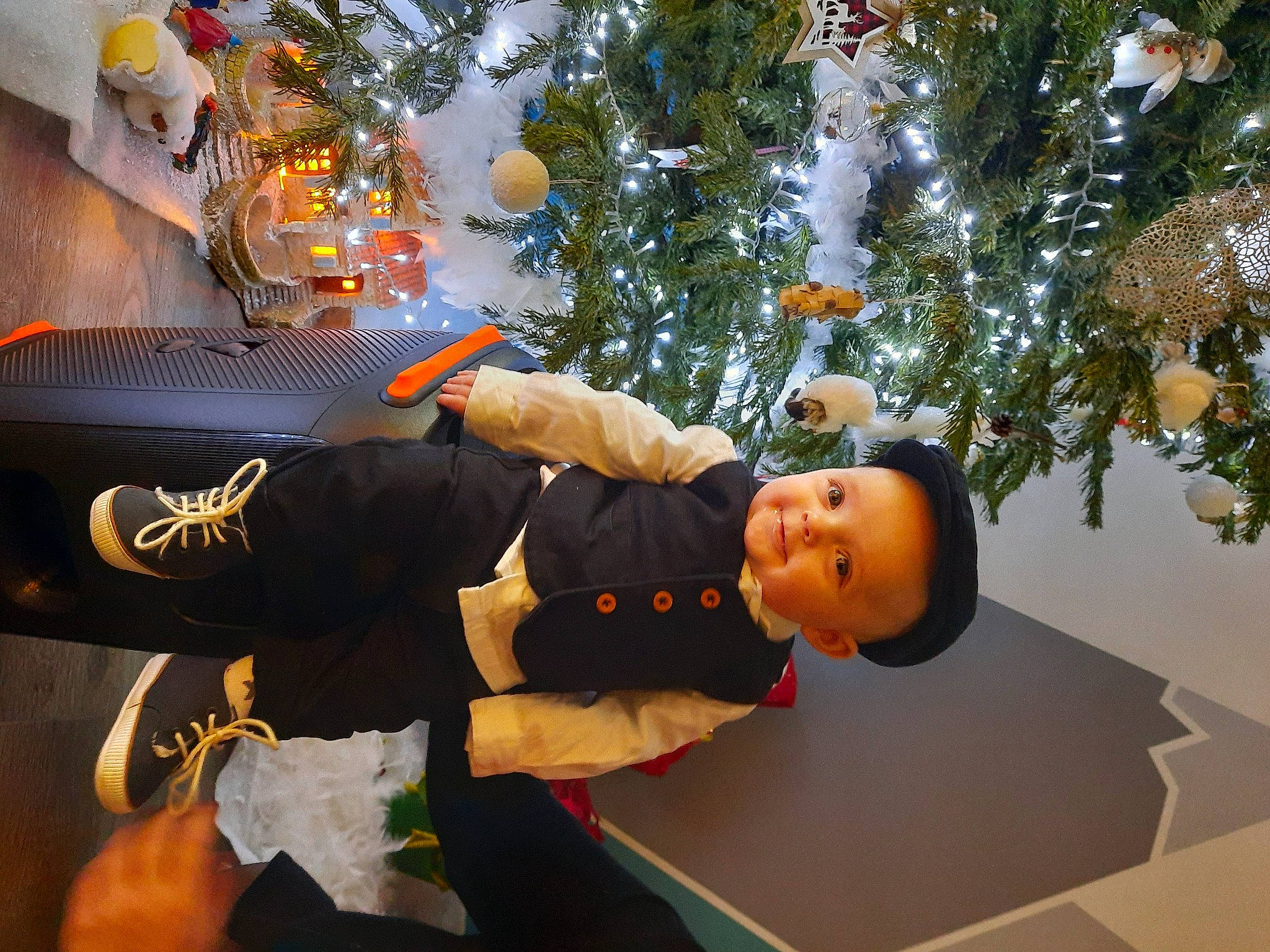 Lëlio participe au concours pour gagner de l'argent avec cette photo : child, christmas, christmas_decoration, christmas_eve, christmas_ornament, christmas_tree, costume, event, fictional_character, fun, glove, happy, hat, holiday, holiday_ornament, leisure, person, plant, toddler, tree