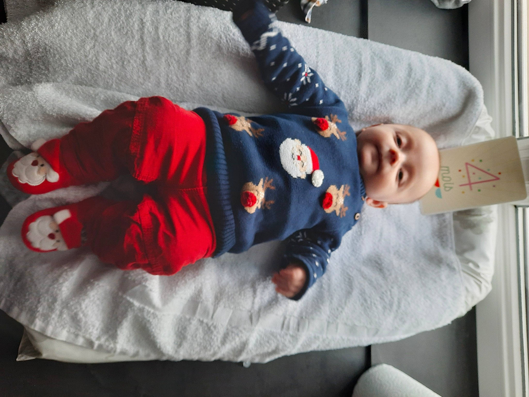 Lëlio participe au concours pour gagner de l'argent avec cette photo : baby, baby_products, baby_safety, baby_sleeping, baby_toddler_clothing, carmine, child, comfort, happy, linens, pattern, person, room, sitting, sleeve, smile, sock, textile, toddler