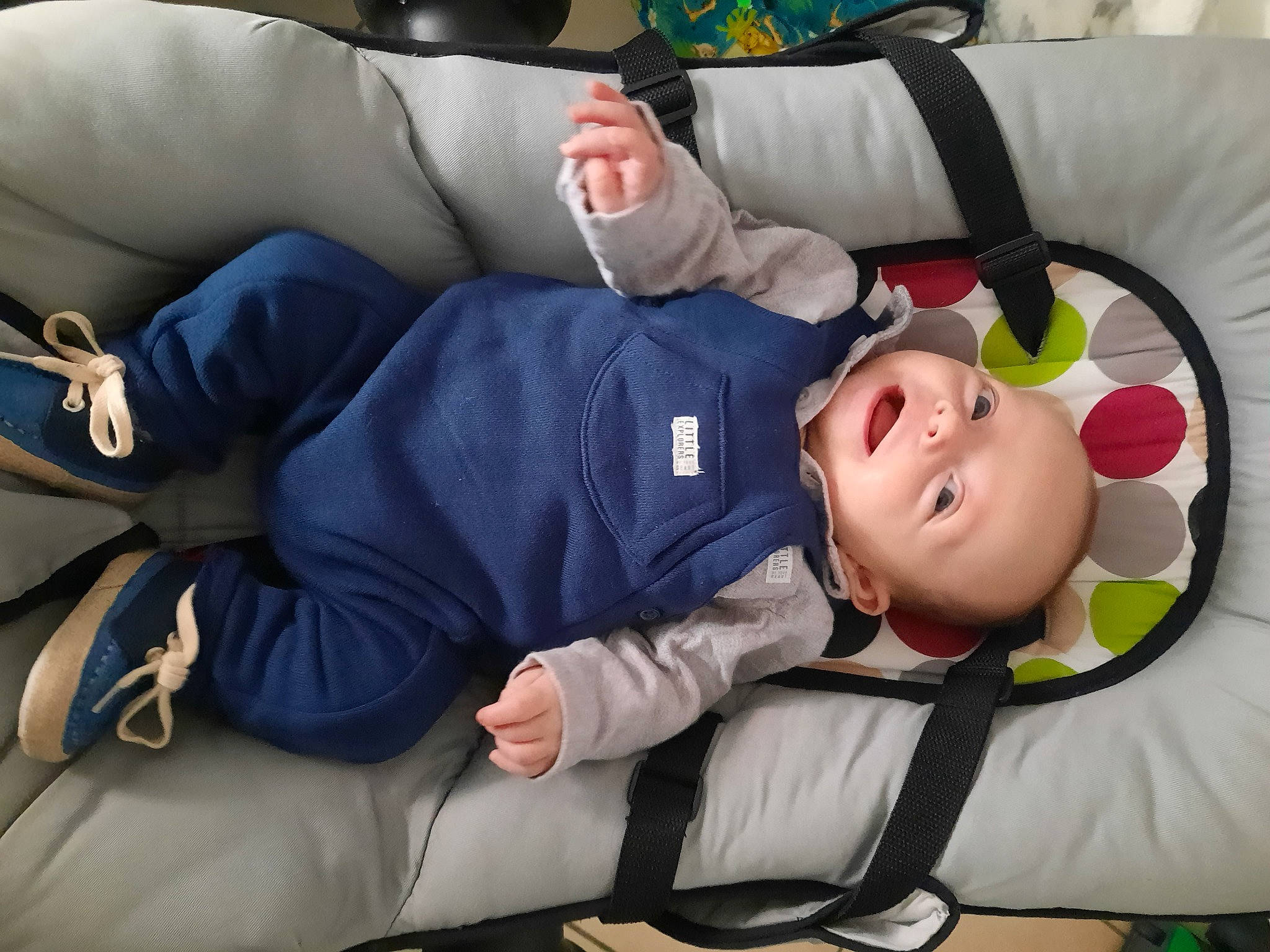 Lëlio participe au concours pour gagner de l'argent avec cette photo : baby, baby_in_car_seat, baby_products, baby_safety, baby_toddler_clothing, car_seat, child, comfort, family_car, fun, knee, leisure, linens, nap, person, room, sitting, smile, toddler, vacation