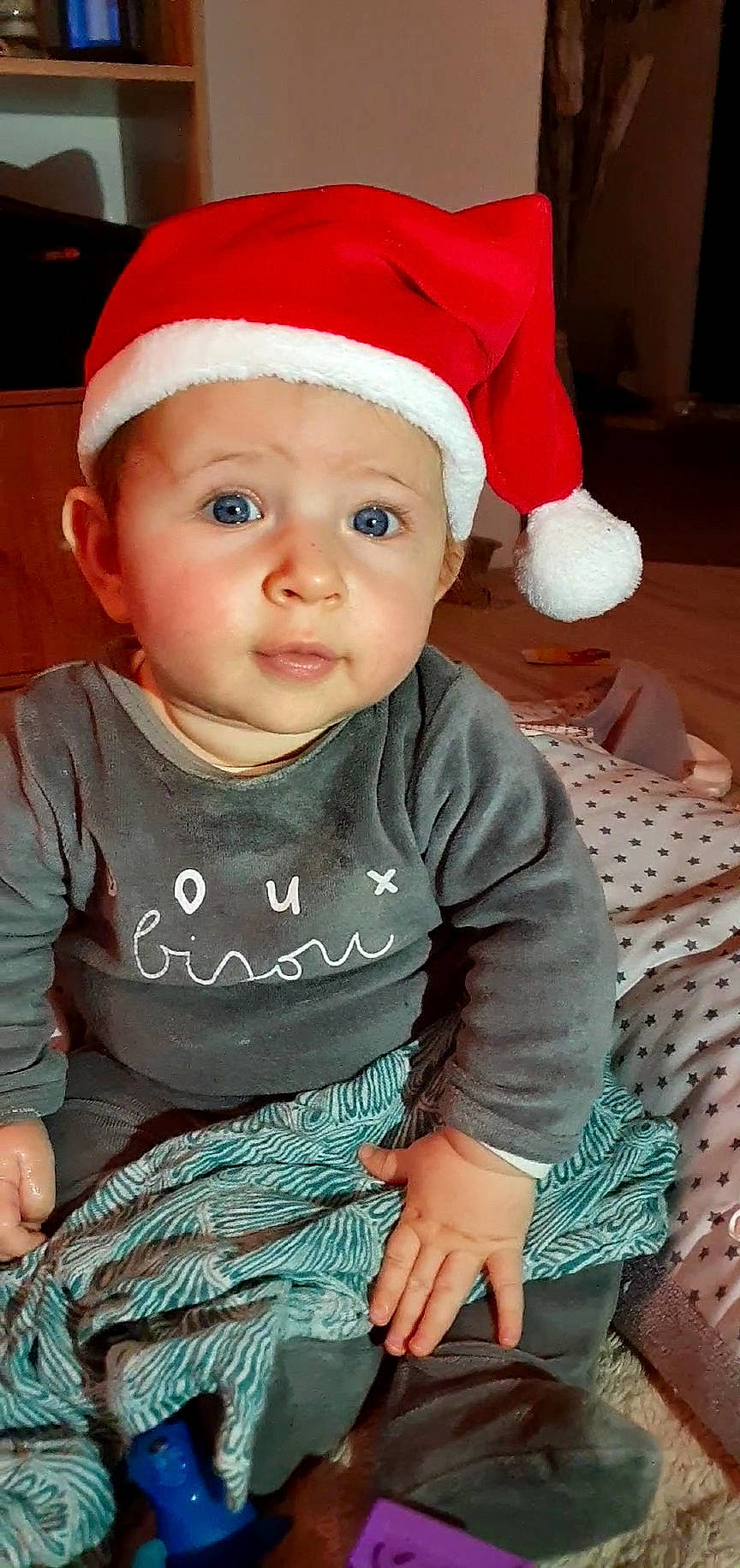 Maël participe au concours pour gagner de l'argent avec cette photo : arm, baby, baby_toddler_clothing, cap, cheek, chin, clothing, eye, face, facial_expression, green, head, human_body, lip, organ, person, pink, skin, sleeve, standing