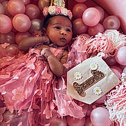 Alba a rejoint le concours — aidez-le/la à gagner de superbes lots ! baby, balloons, butterflies, celebration, child, crown, cute, decor, dress, first_birthday, flower_crown, happy, headband, indoor, infant, pink, portrait, smiling, soft_lighting, tulle