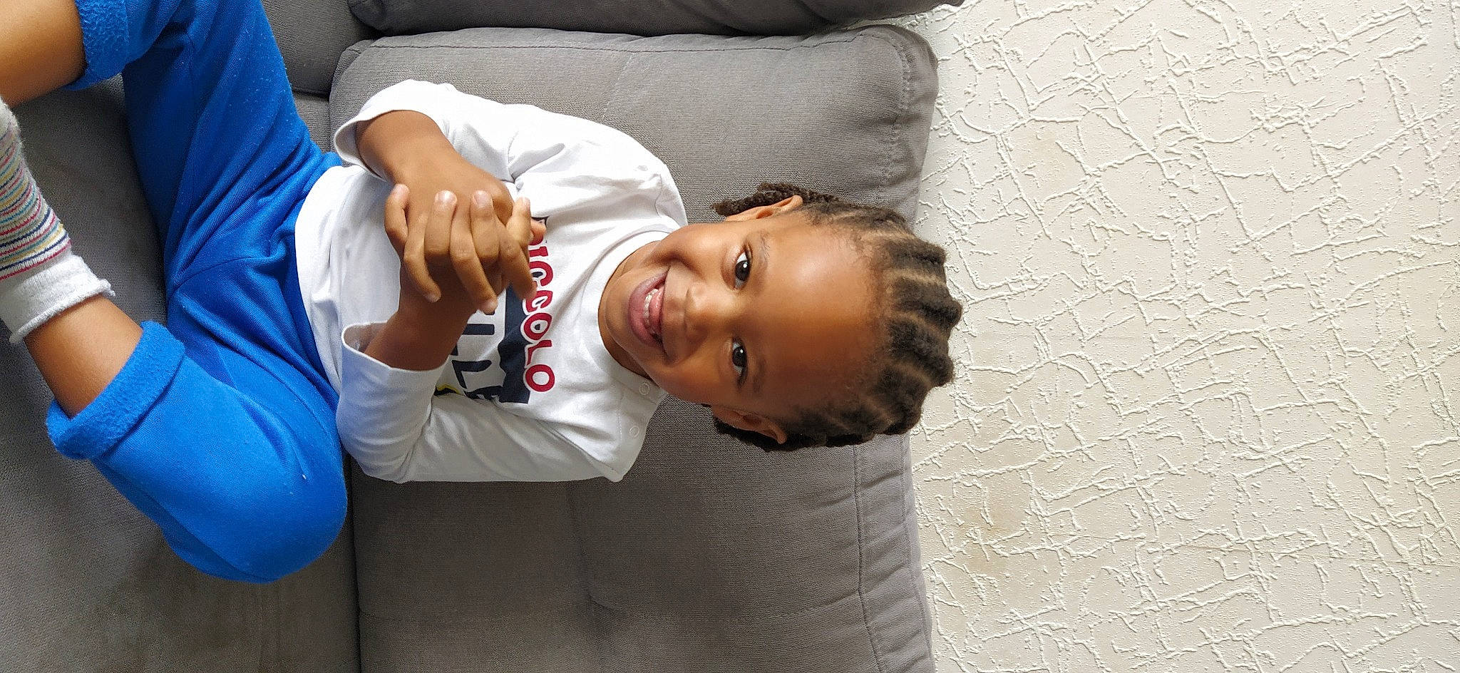 Lénaïc participe au concours pour gagner de l'argent avec cette photo : arm, black_hair, cheek, child, comfort, elbow, eye, flash_photography, fun, gesture, happy, joy, mouth, nose, person, portrait_photography, sitting, sleeve, smile, street_fashion