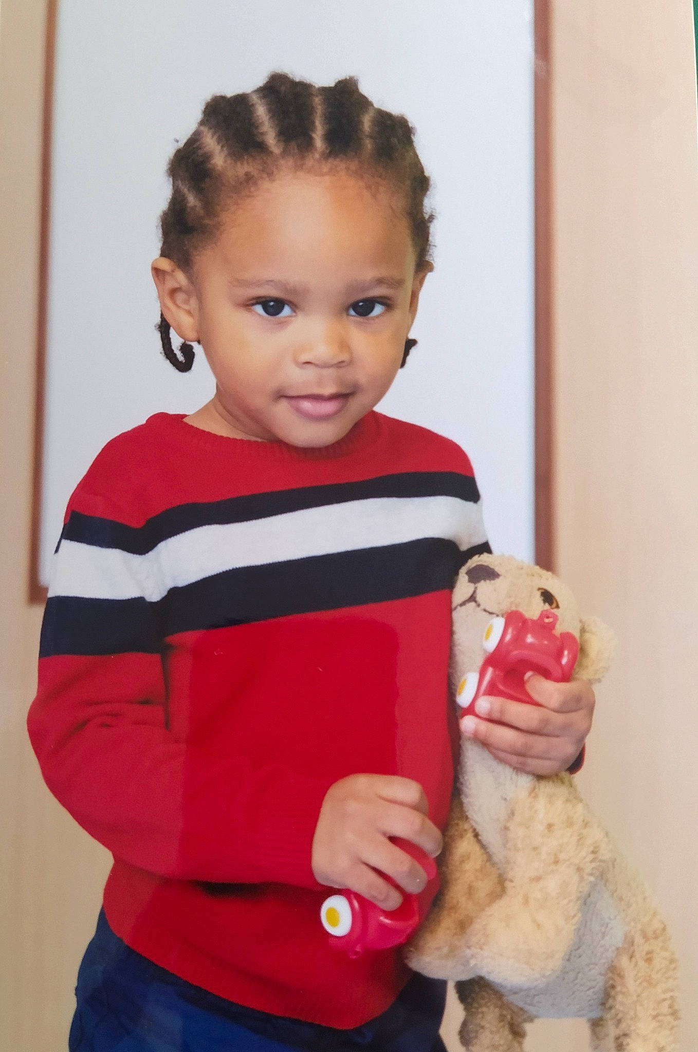 Lénaïc participe au concours pour gagner de l'argent avec cette photo : abdomen, arm, baby, baby_toddler_clothing, cheek, child, companion_dog, fashion_design, fur, head, jeans, person, plush, skin, sleeve, stuffed_toy, t_shirt, teddy_bear, toddler, toy