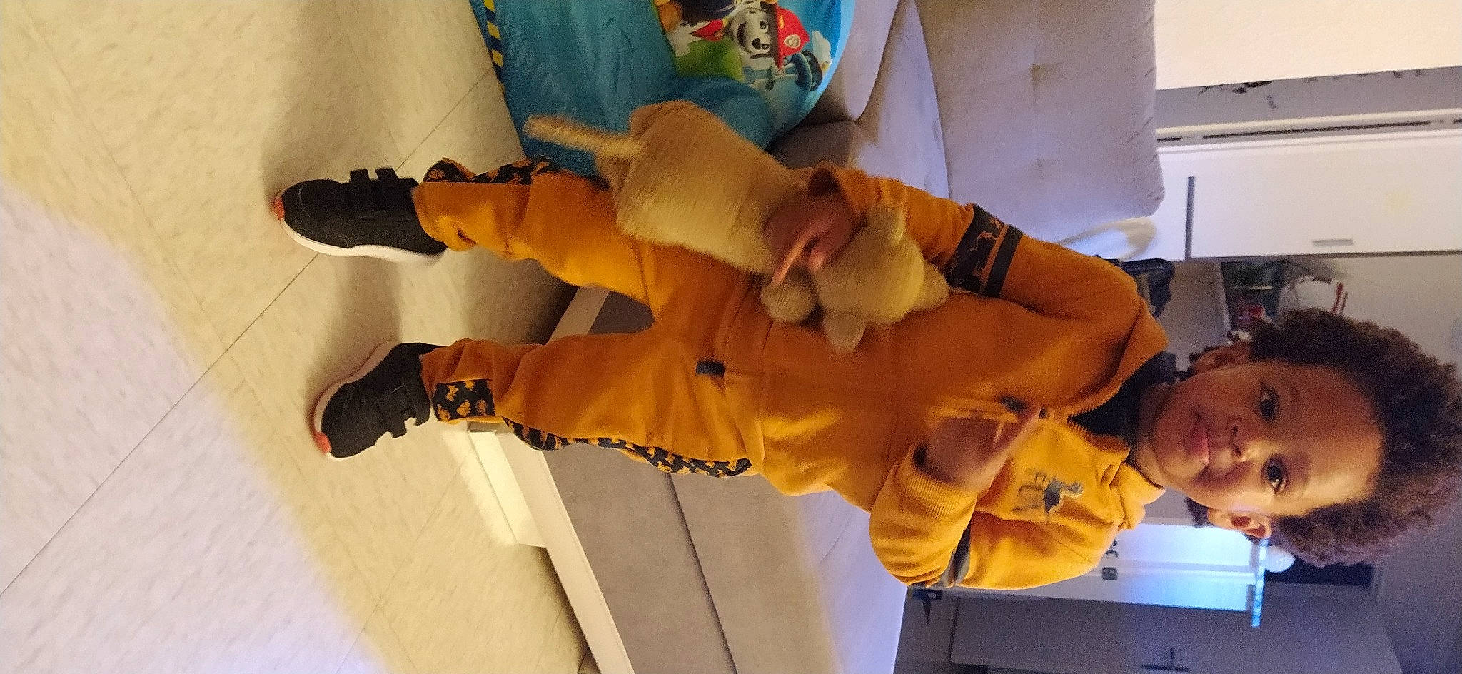 Lénaïc participe au concours pour gagner de l'argent avec cette photo : animation, child, costume, finger, flooring, fun, hat, human_leg, joint, knee, orange, person, room, walking_shoe