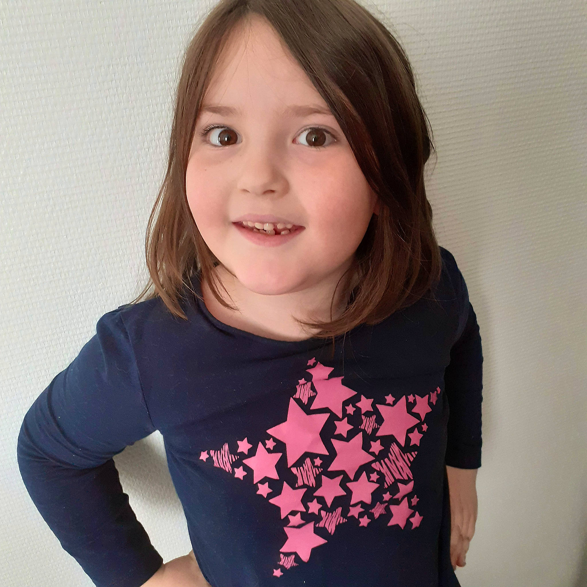 Julie a rejoint le concours — aidez-le/la à gagner de superbes lots ! arm, cheek, chin, eye, eyebrow, eyelash, gesture, hair, happy, iris, joint, joy, lip, long_hair, neck, outerwear, person, shoulder, sleeve, smile