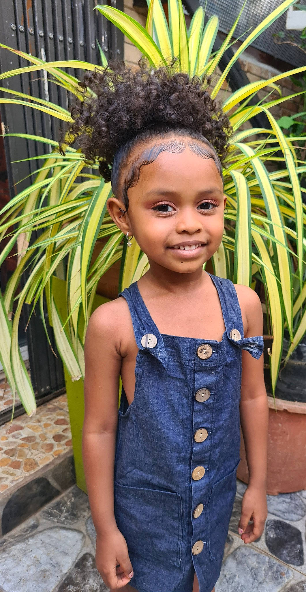 Elyana a rejoint le concours — aidez-le/la à gagner de superbes lots ! arecales, baby_toddler_clothing, chin, cool, eye, face, flash_photography, forehead, grass, green, hair, happy, head, iris, joy, organ, person, plant, shoulder, skin