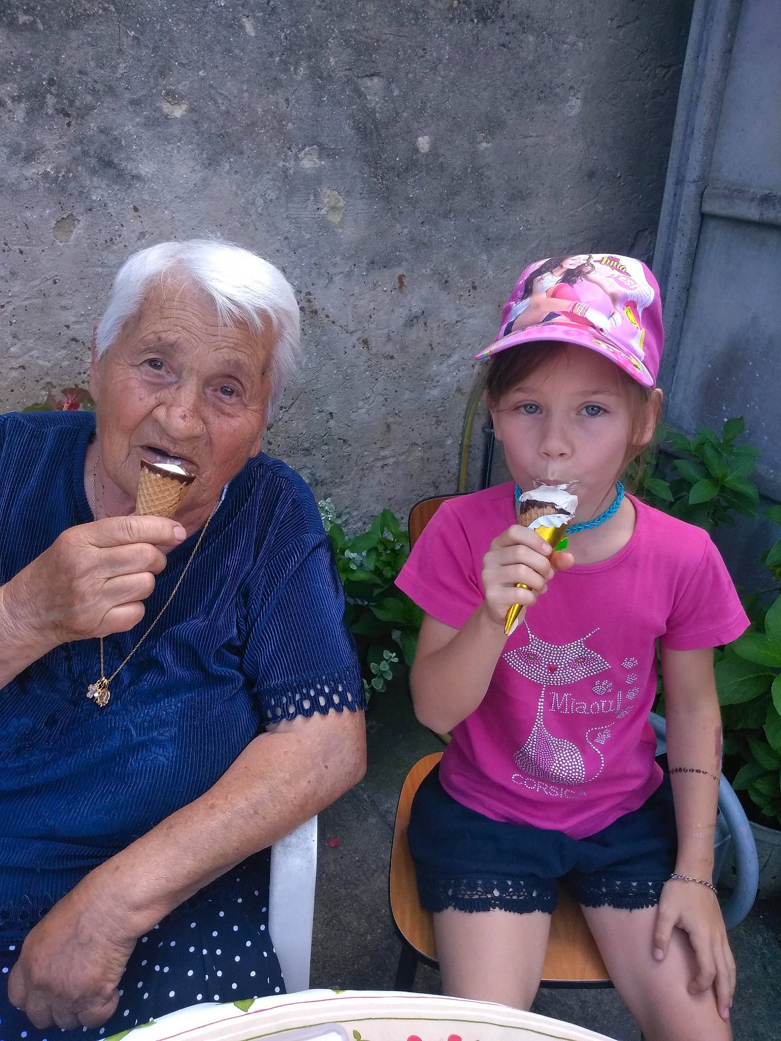 Bérénice participe au concours pour gagner de l'argent avec cette photo : child, daughter, drinking, eating, food, fun, headwear, joy, people, person, smile, toddler, vacation, water