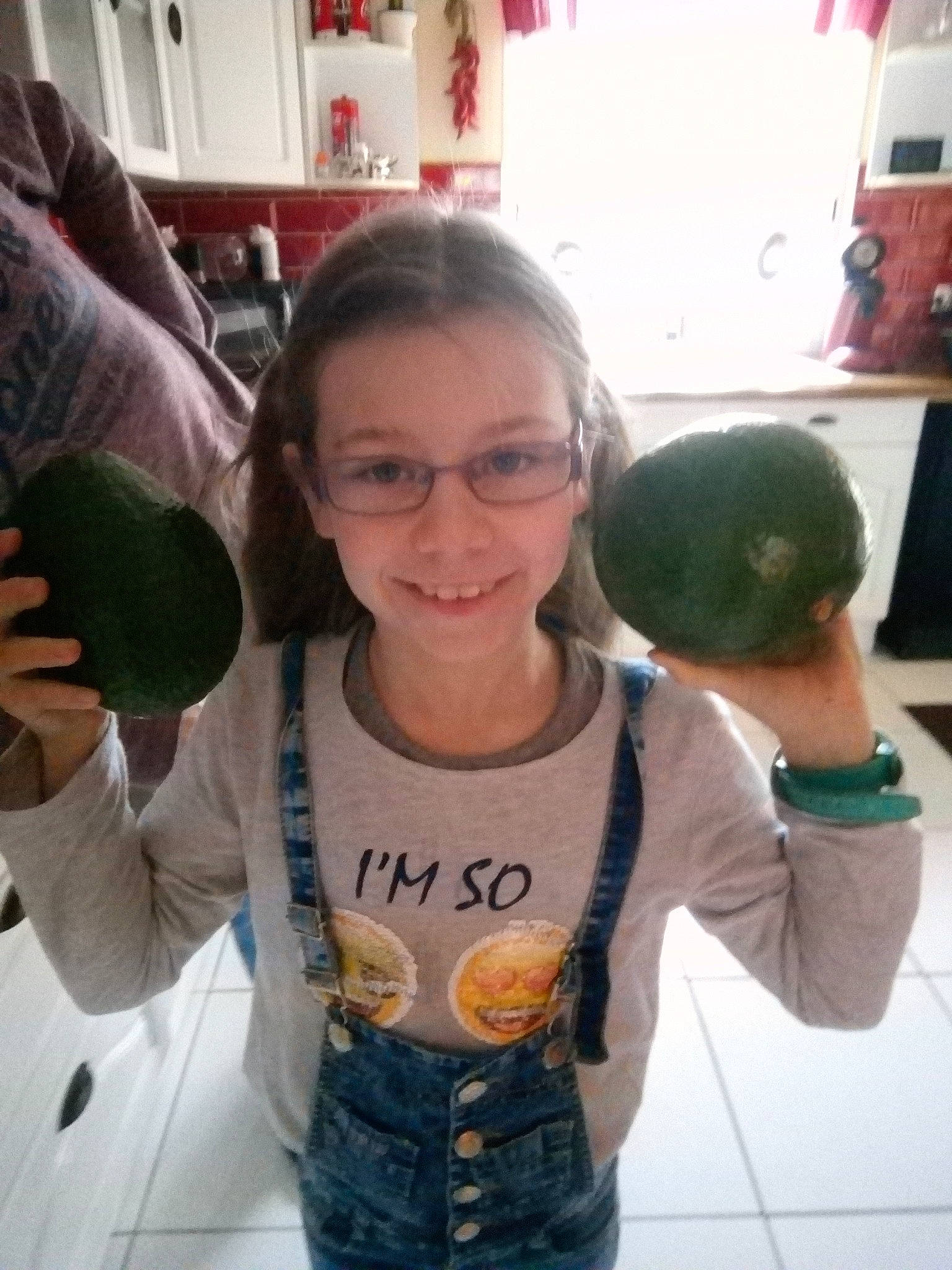 Bérénice a rejoint le concours — aidez-le/la à gagner de superbes lots ! arm, child, cool, ear, face, finger, glasses, hand, head, joy, person, photography, plant, selfie, t_shirt, thumb, tree
