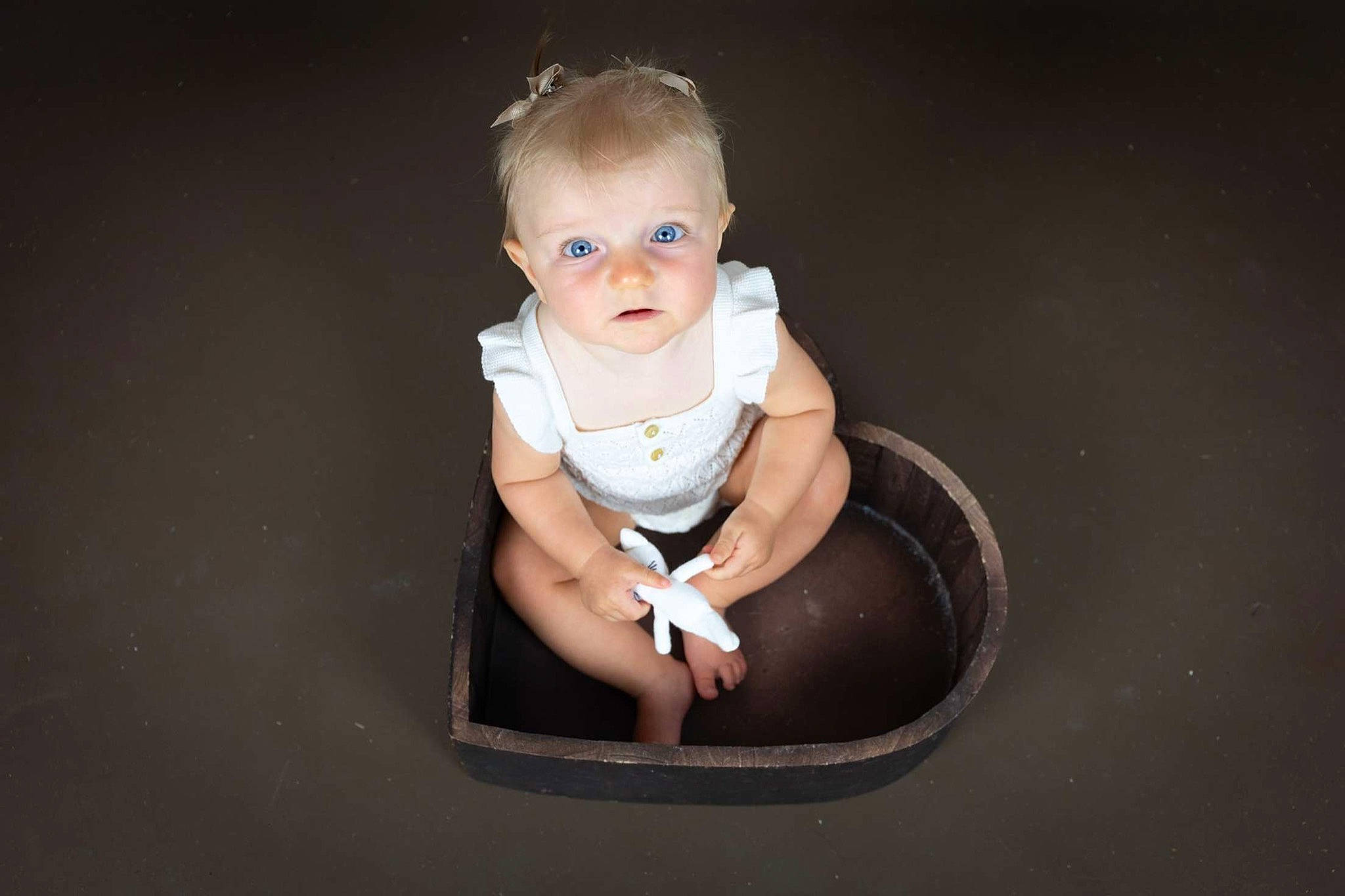 Arya participe au concours pour gagner de l'argent avec cette photo : arm, baby, baby_toddler_clothing, cheek, child, circle, comfort, darkness, flash_photography, flooring, fun, hand, happy, human_body, jewellery, person, portrait_photography, sitting, sleeve, toddler