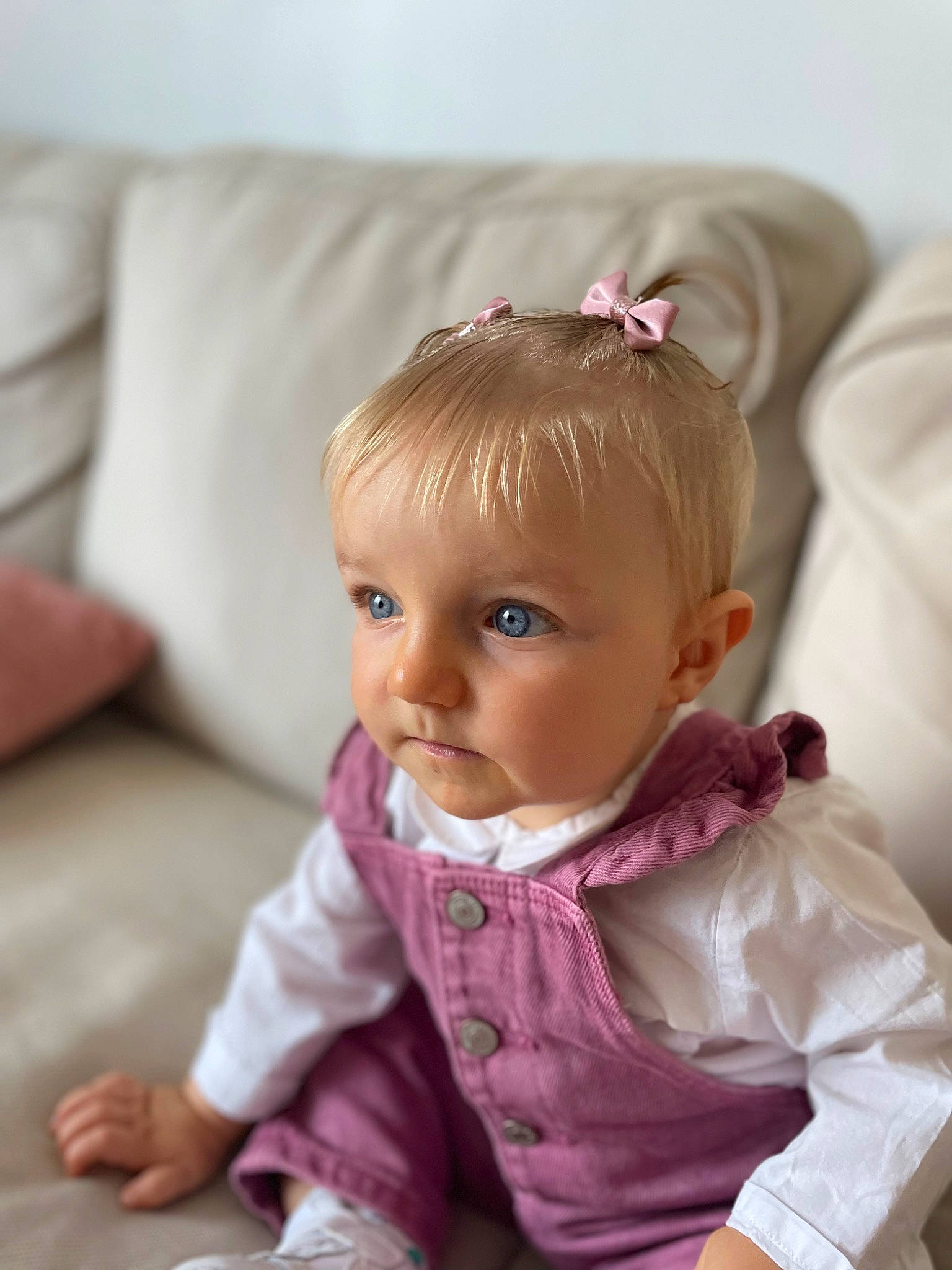 Arya participe au concours pour gagner de l'argent avec cette photo : baby, baby_toddler_clothing, brown_hair, cheek, child, comfort, eye, fun, hair, happy, iris, linens, lip, person, pink, sitting, skin, sleeve, smile, toddler