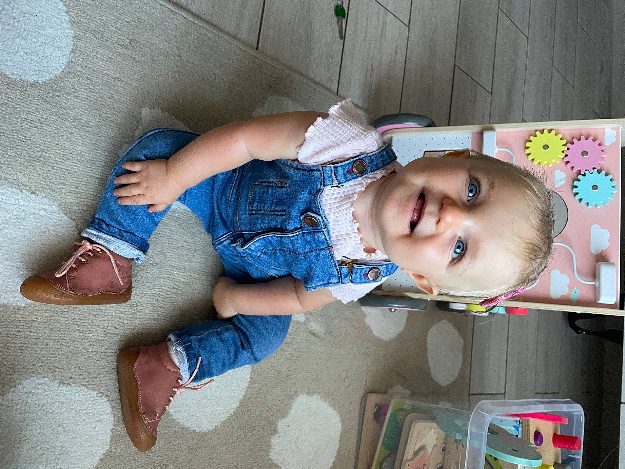 Arya participe au concours pour gagner de l'argent avec cette photo : baby, baby_products, baby_toddler_clothing, child, comfort, elbow, electric_blue, foot, fun, happy, human_leg, joy, leg, pattern, person, room, sitting, skin, smile, sock