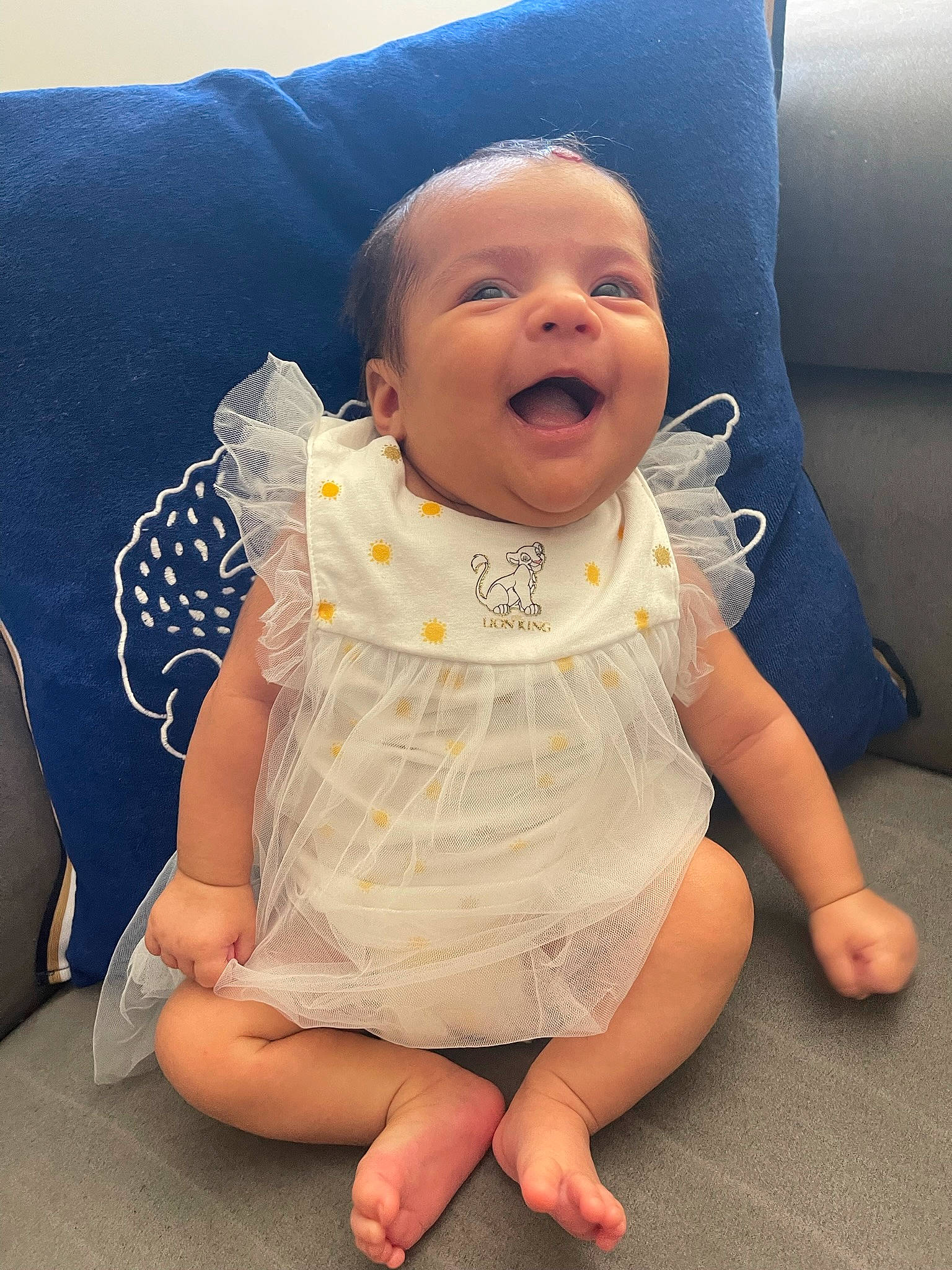 Inaya a rejoint le concours — aidez-le/la à gagner de superbes lots ! baby, baby_toddler_clothing, cheek, comfort, dress, eye, face, finger, happy, head, human_body, iris, mouth, neck, person, skin, sleeve, smile, textile, thumb