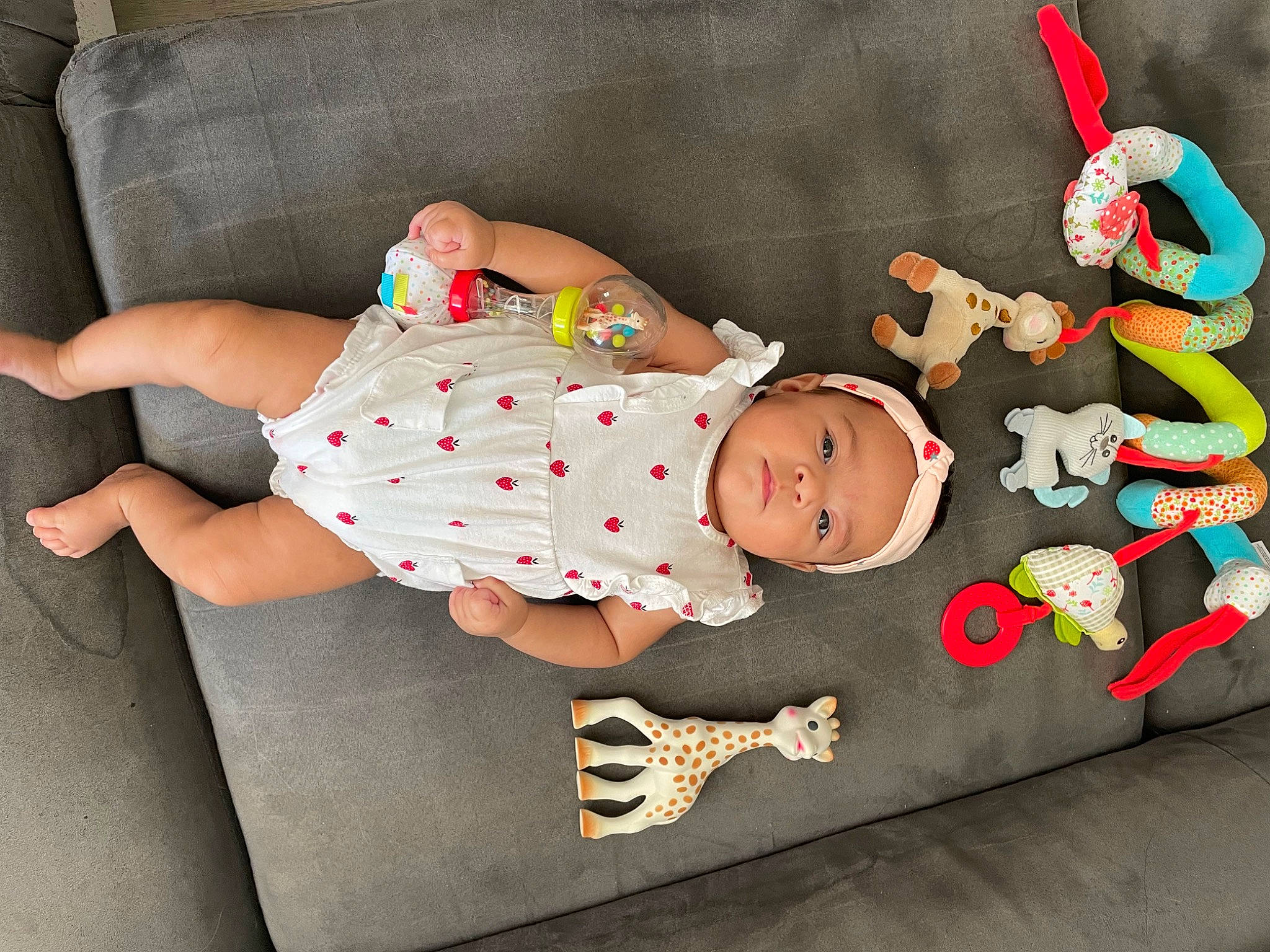 Inaya participe au concours pour gagner de l'argent avec cette photo : baby, baby_products, baby_sleeping, baby_toddler_clothing, baby_toys, child, comfort, foot, head, headwear, human_leg, lap, linens, nap, pattern, person, room, sitting, sleeve, sock