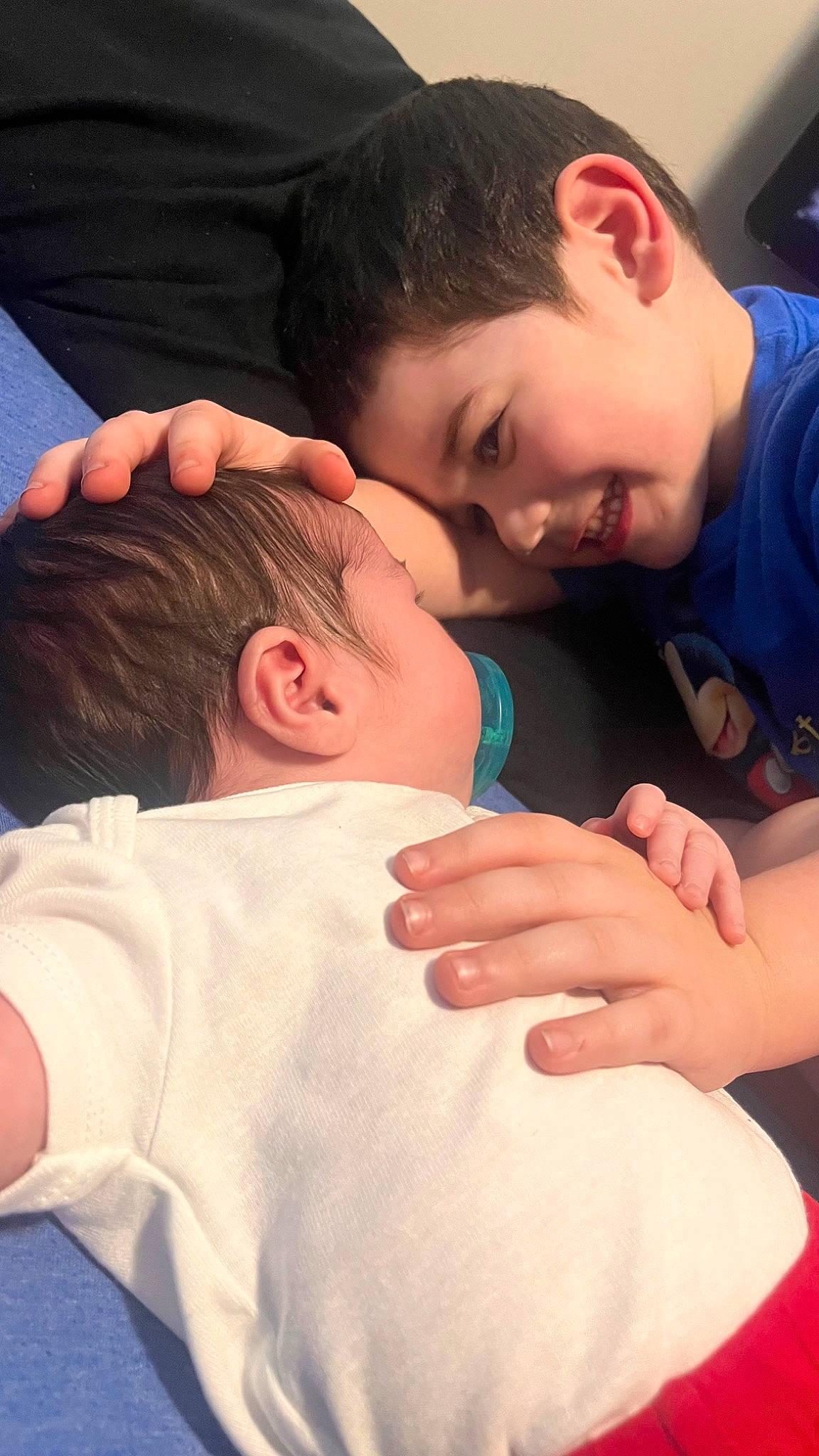 Edwin Jr is registered to the contest to win money with this photo: cheek, chin, comfort, facial_expression, gesture, hair, hairstyle, hand, happy, head, human_body, joint, joy, mouth, muscle, neck, nose, organ, person, shoulder