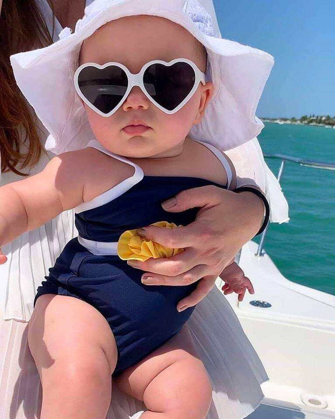 Rosa participe au concours pour gagner de l'argent avec cette photo : eyewear, fun, glasses, goggles, hand, happy, hat, headgear, headwear, leg, leisure, light, person, personal_protective_equipment, pink, sky, summer, sunglasses, thigh, vision_care