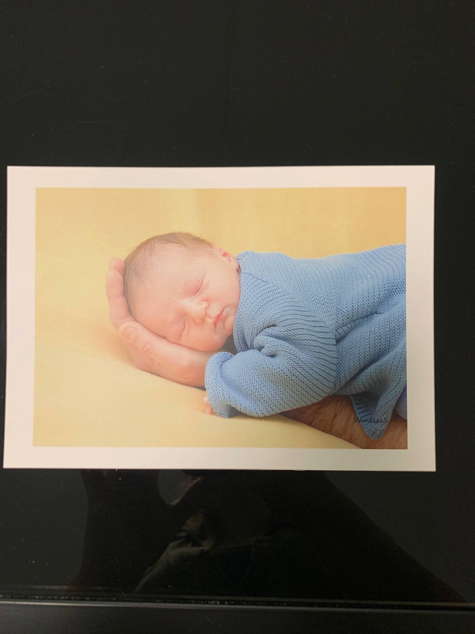 Léonardo participe au concours pour gagner de l'argent avec cette photo : baby, baby_products, baby_sleeping, baby_toddler_clothing, bedtime, child, collar, comfort, finger, linens, nap, person, portrait_photography, room, sitting, sleep, sleeve, toddler
